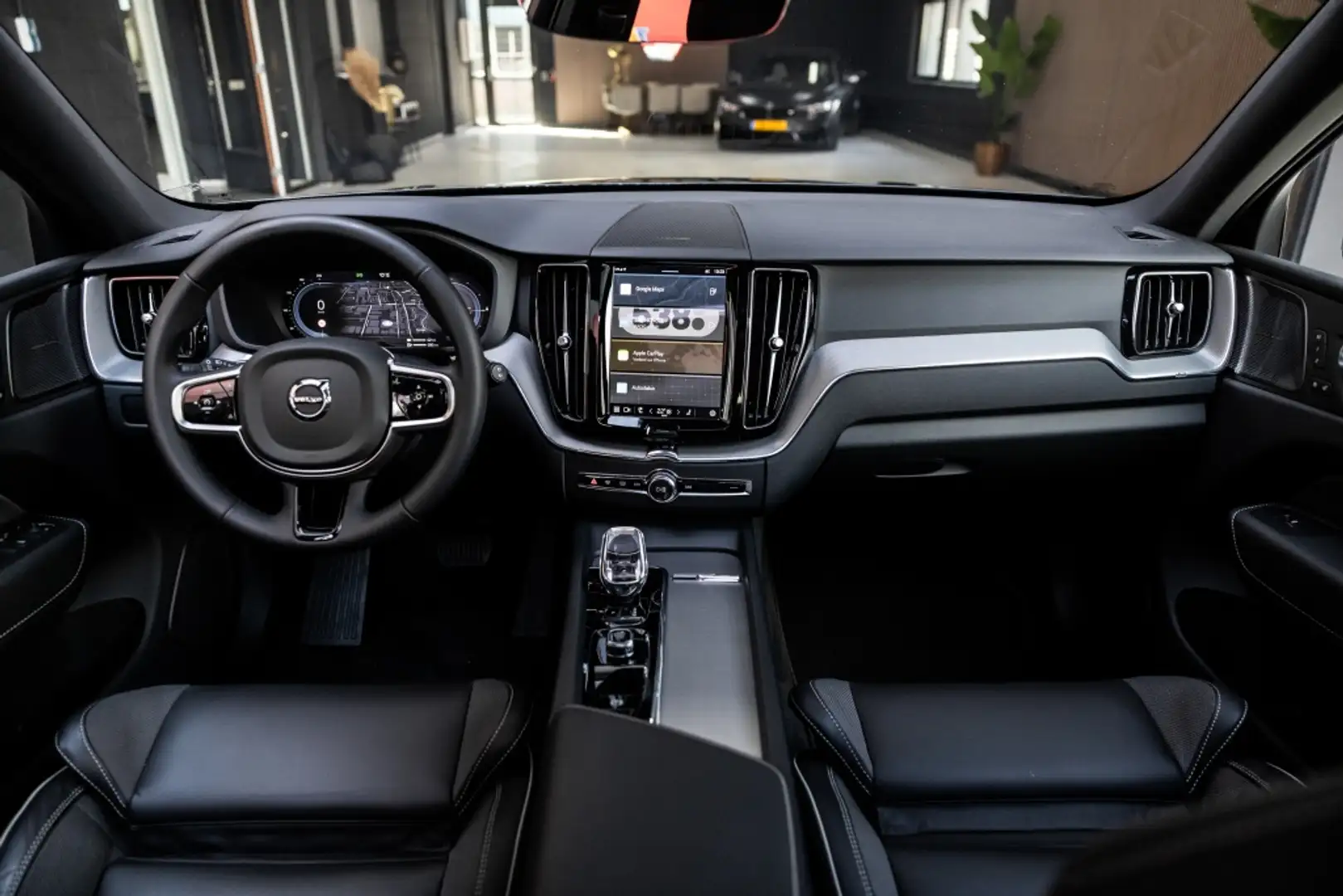 Volvo XC60 T6 Plus Black Edition AWD | H&K | 360 CAM | Zwart - 2