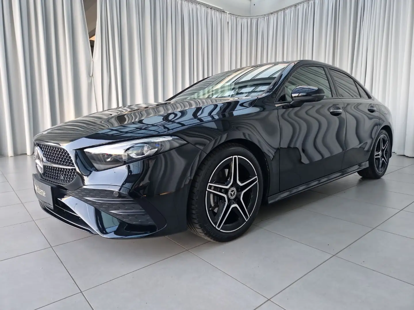 Mercedes-Benz A 180 Limousine AMG Line SpurW Winterp. SportS. Zwart - 2