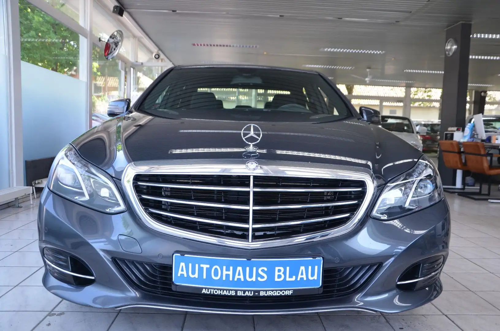 Mercedes-Benz E 300 CGI Lim. *AUTOMATIK*18"LM AMG*1.HAND* Grau - 2