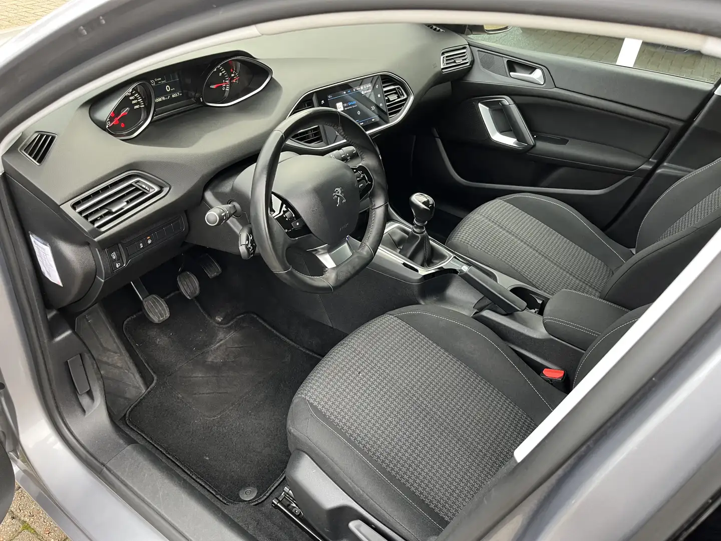 Peugeot 308 SW 1.2 PureTech Blue Lease Active 50% deal 5.975,- Grijs - 2