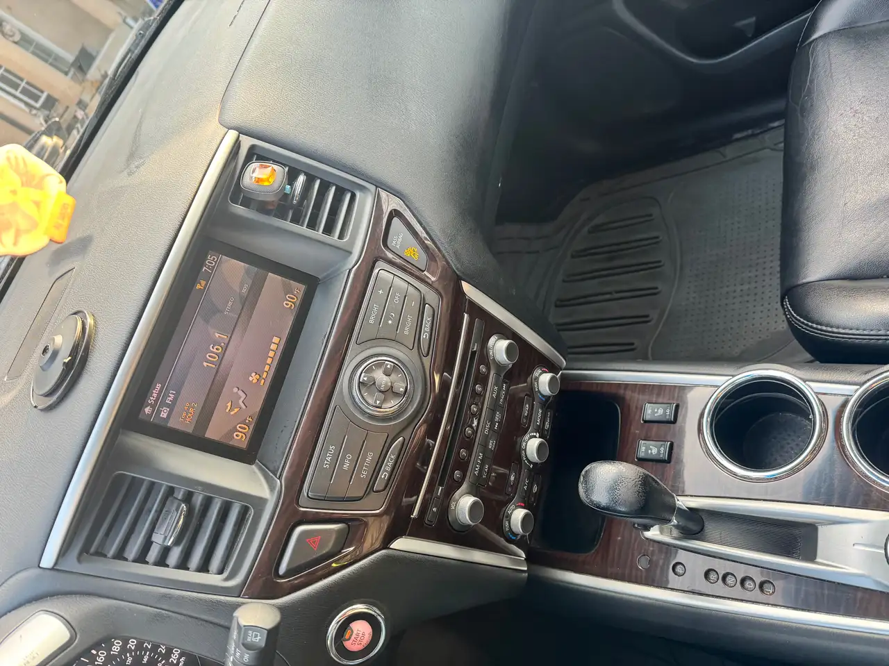 Nissan Pathfinder снимка Nissan Pathfinder