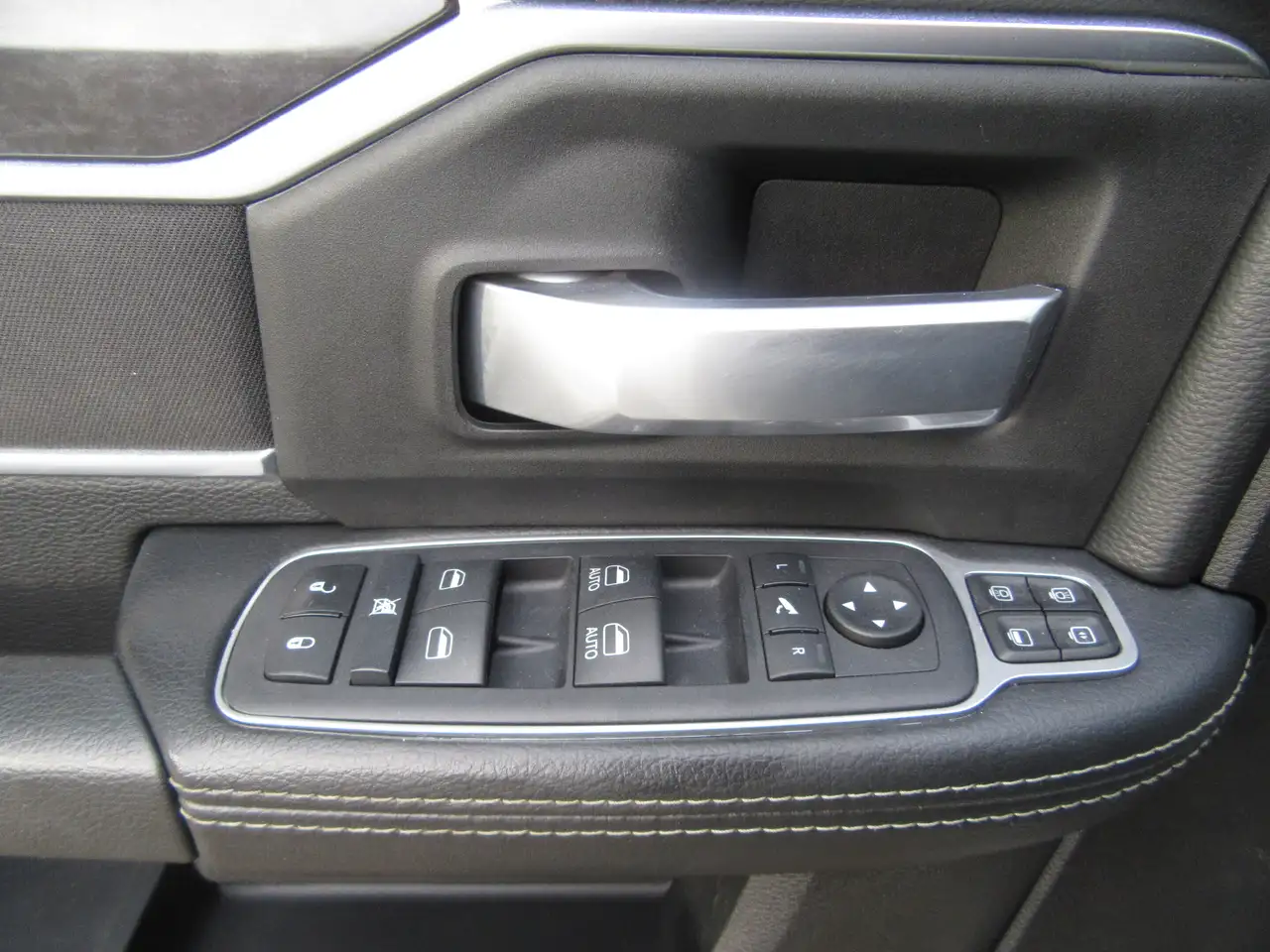RAM 2500 снимка RAM 2500