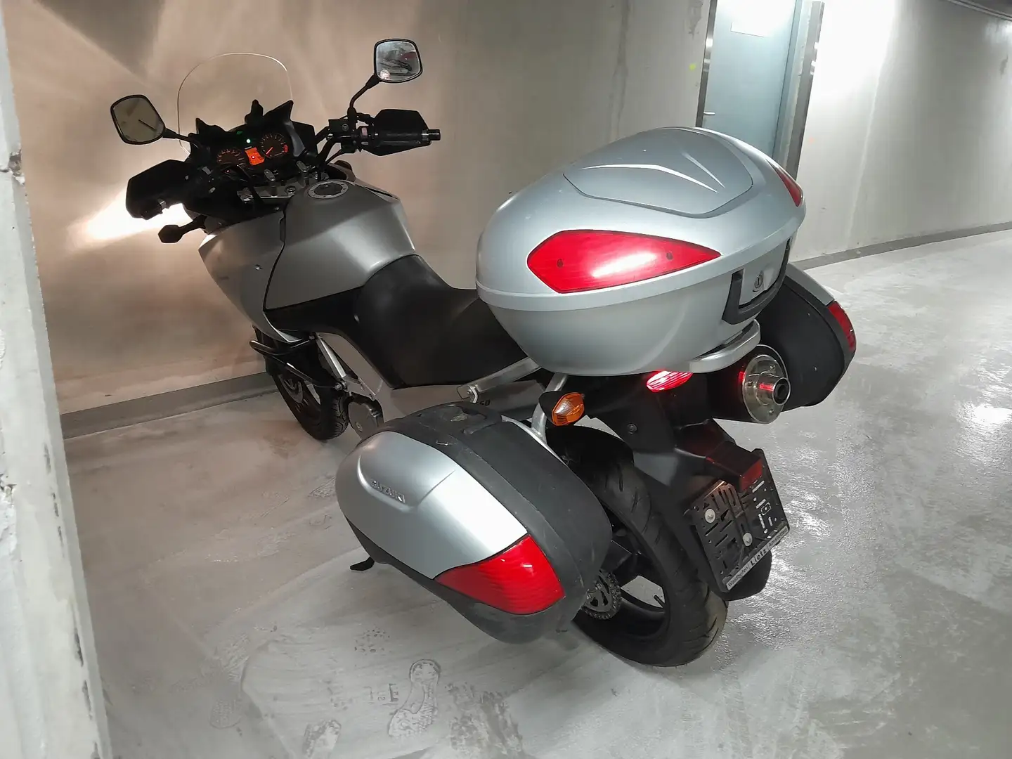Suzuki V-Strom 650 Argintiu - 2