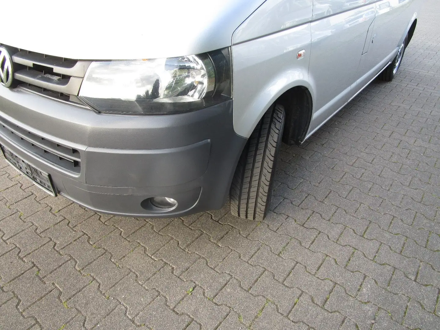 Volkswagen T5 Transporter mit erneuerten Motor Plateado - 2