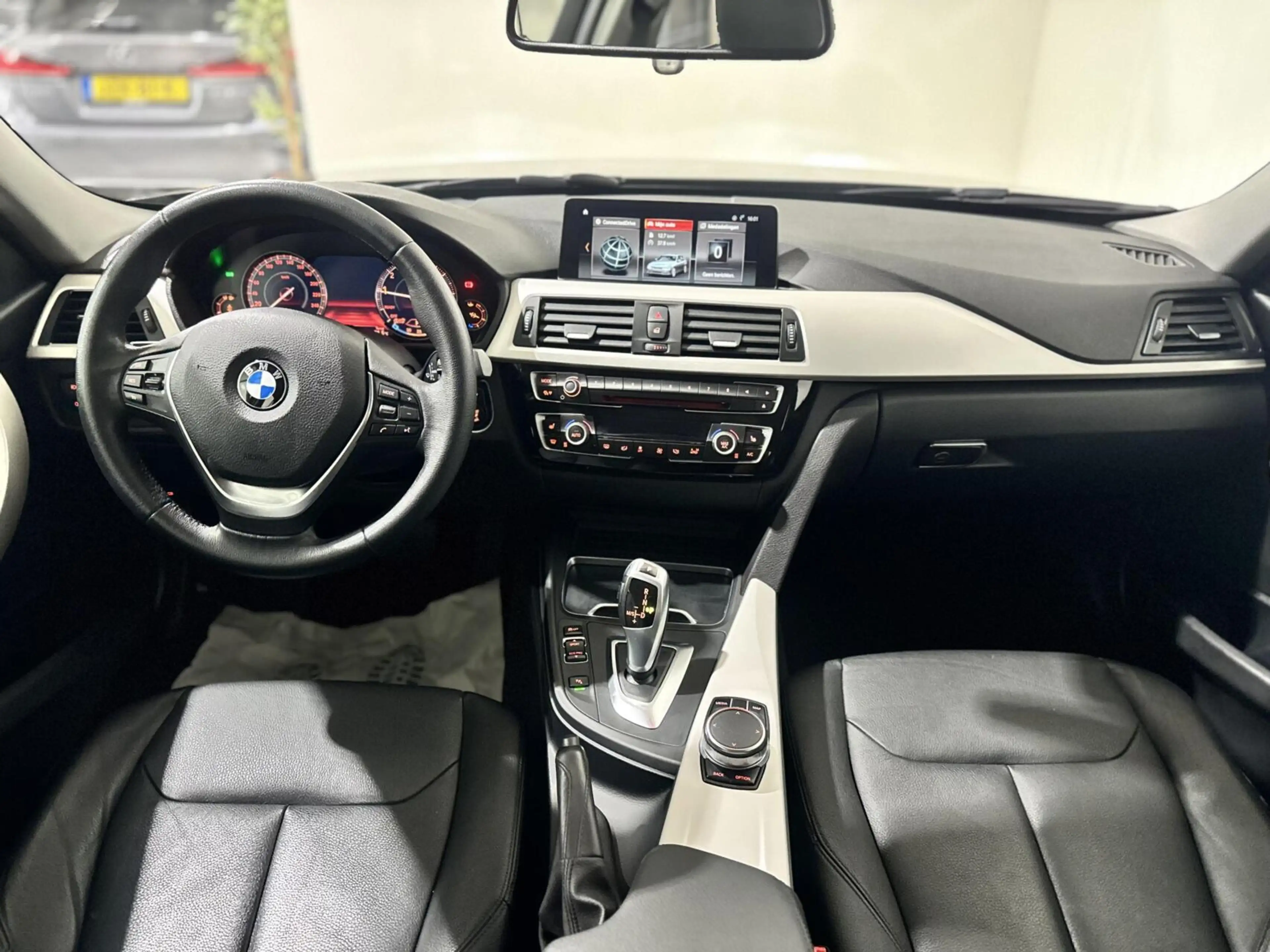 BMW 318 3-serie Touring 318i High Executive|CARPLAY|CAMERA — photo 3