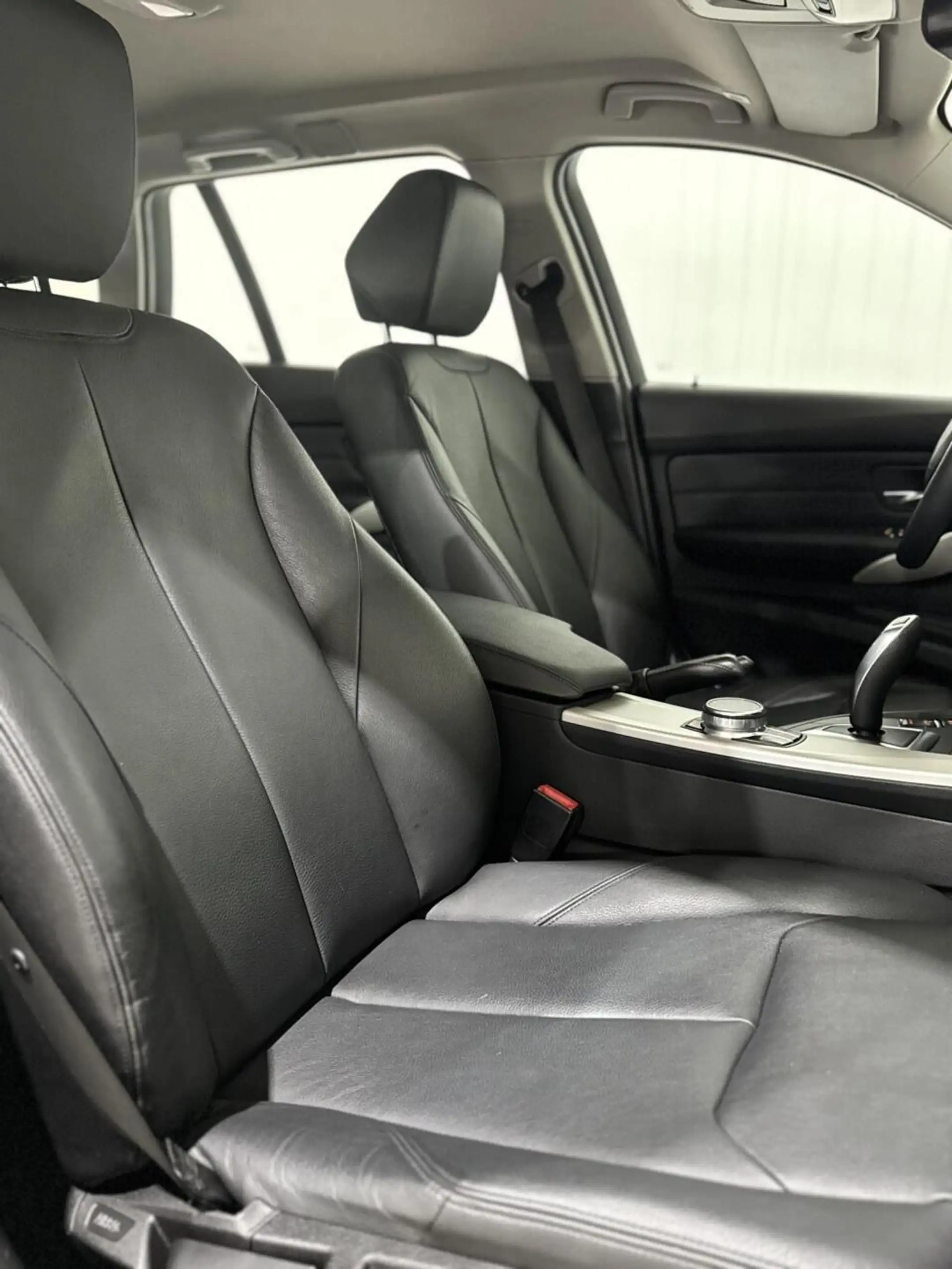 BMW 318 3-serie Touring 318i High Executive|CARPLAY|CAMERA — photo 9