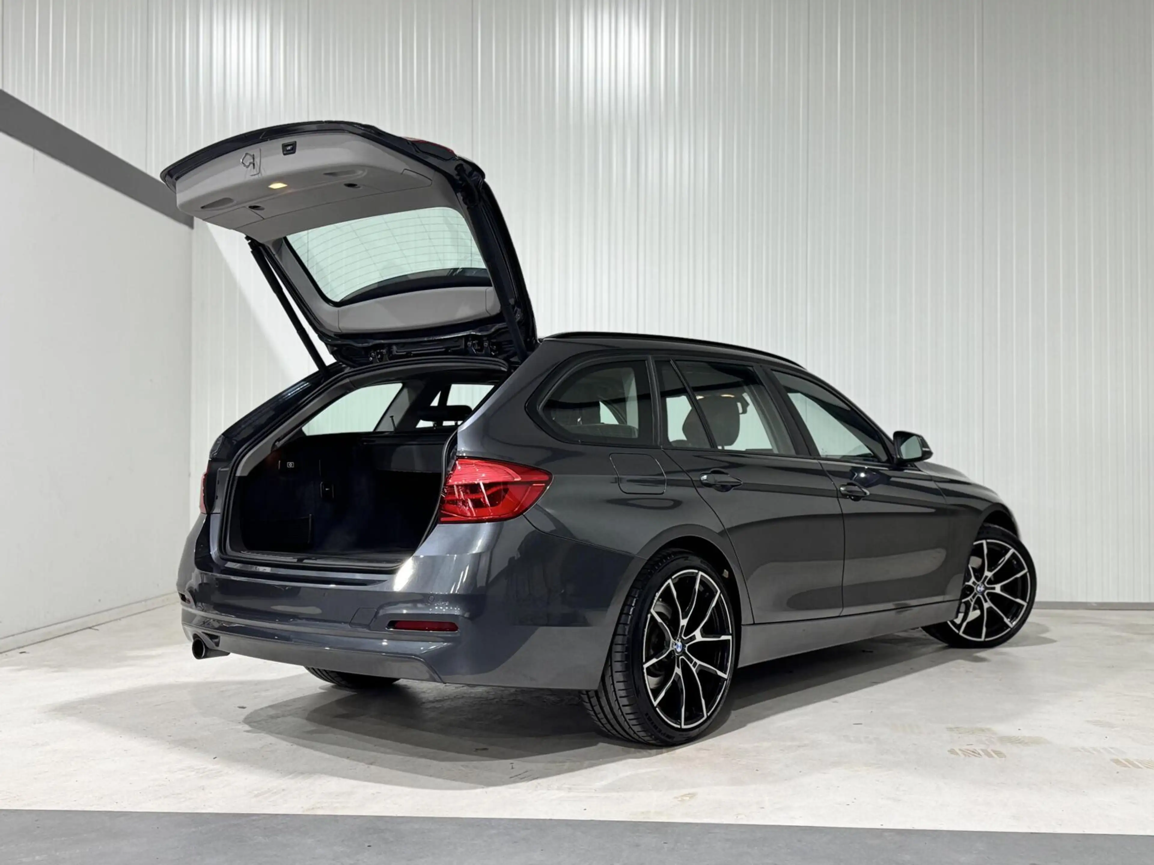 BMW 318 3-serie Touring 318i High Executive|CARPLAY|CAMERA — photo 11