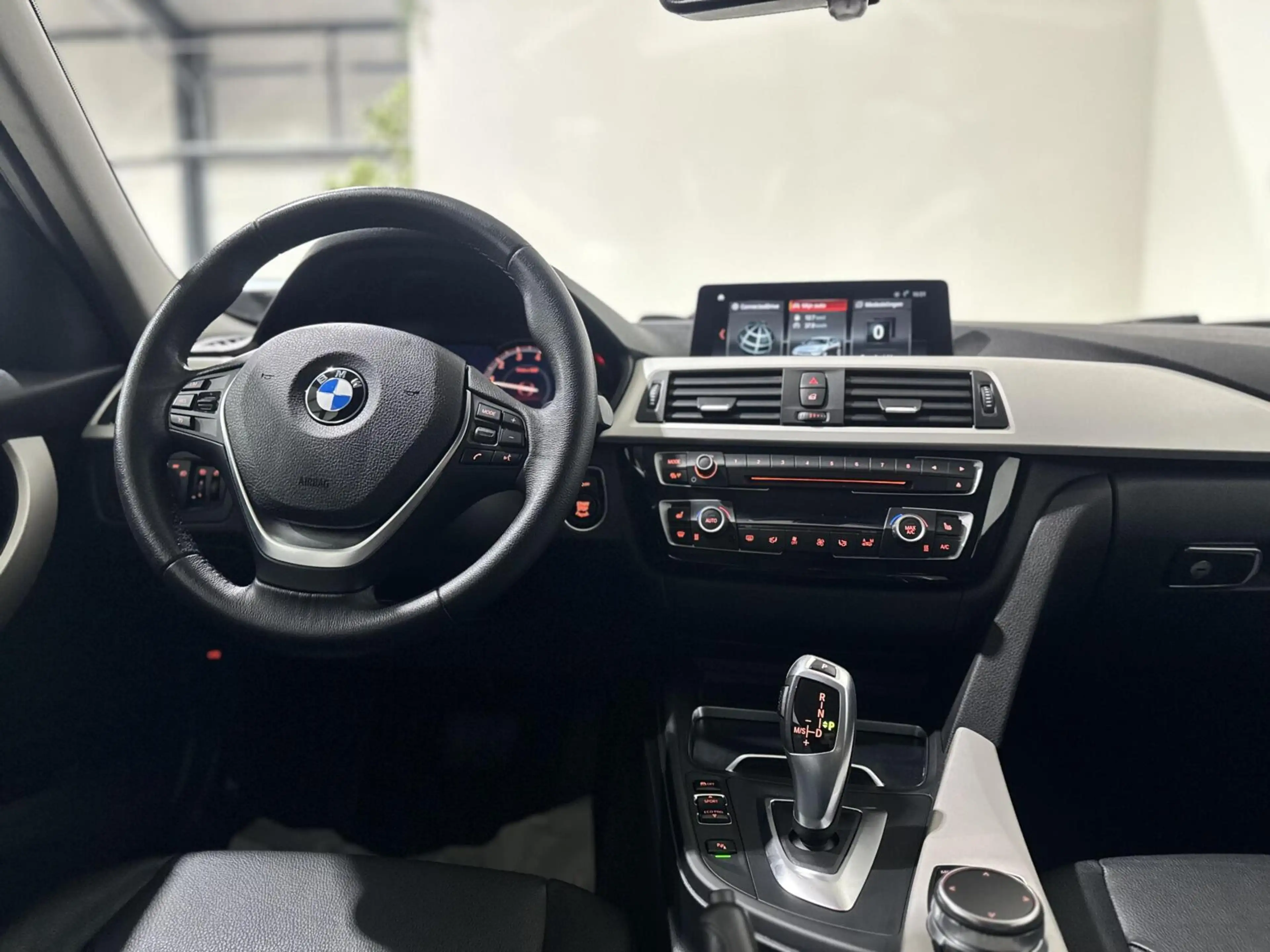 BMW 318 3-serie Touring 318i High Executive|CARPLAY|CAMERA — photo 17
