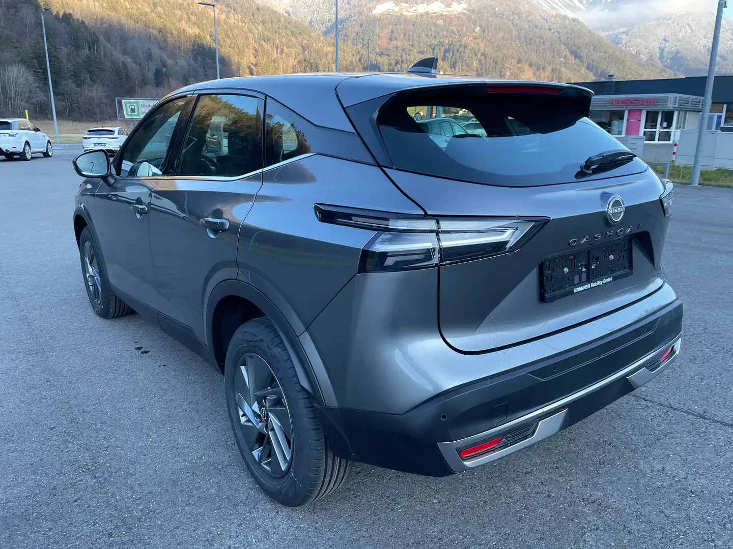 Nissan Qashqai 1,3 DIG-T MHEV First Edition+ Gris - 2