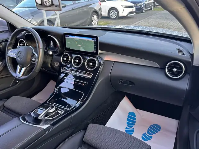 Mercedes-Benz 220 view 12