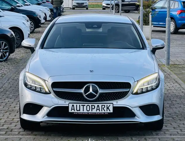 Mercedes-Benz 220 view 2