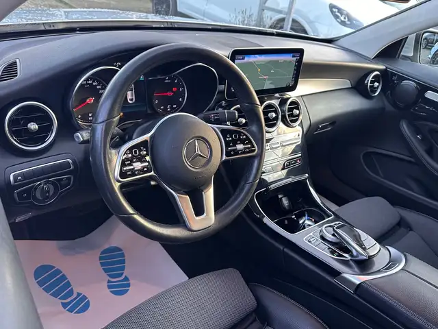 Mercedes-Benz 220 view 11