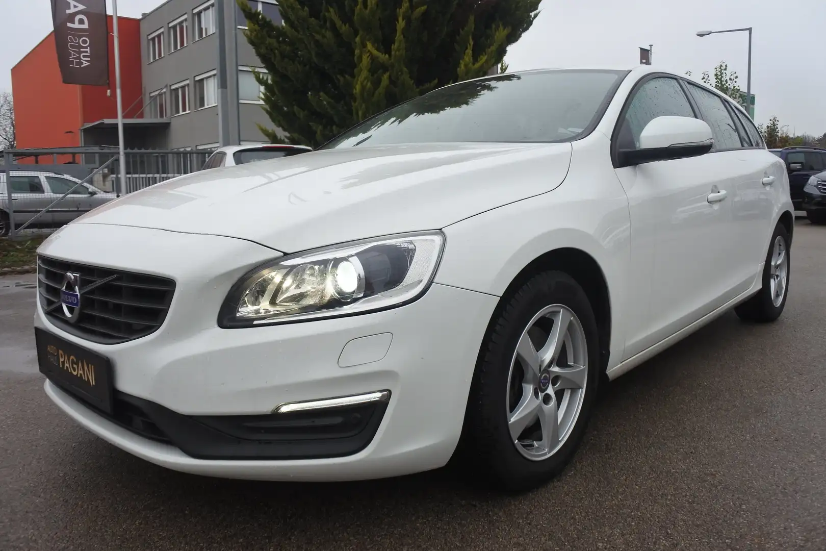 Volvo V60 V60 D3 Sport Geartronic/AHK/NAVI/BI-XENON Weiß - 2