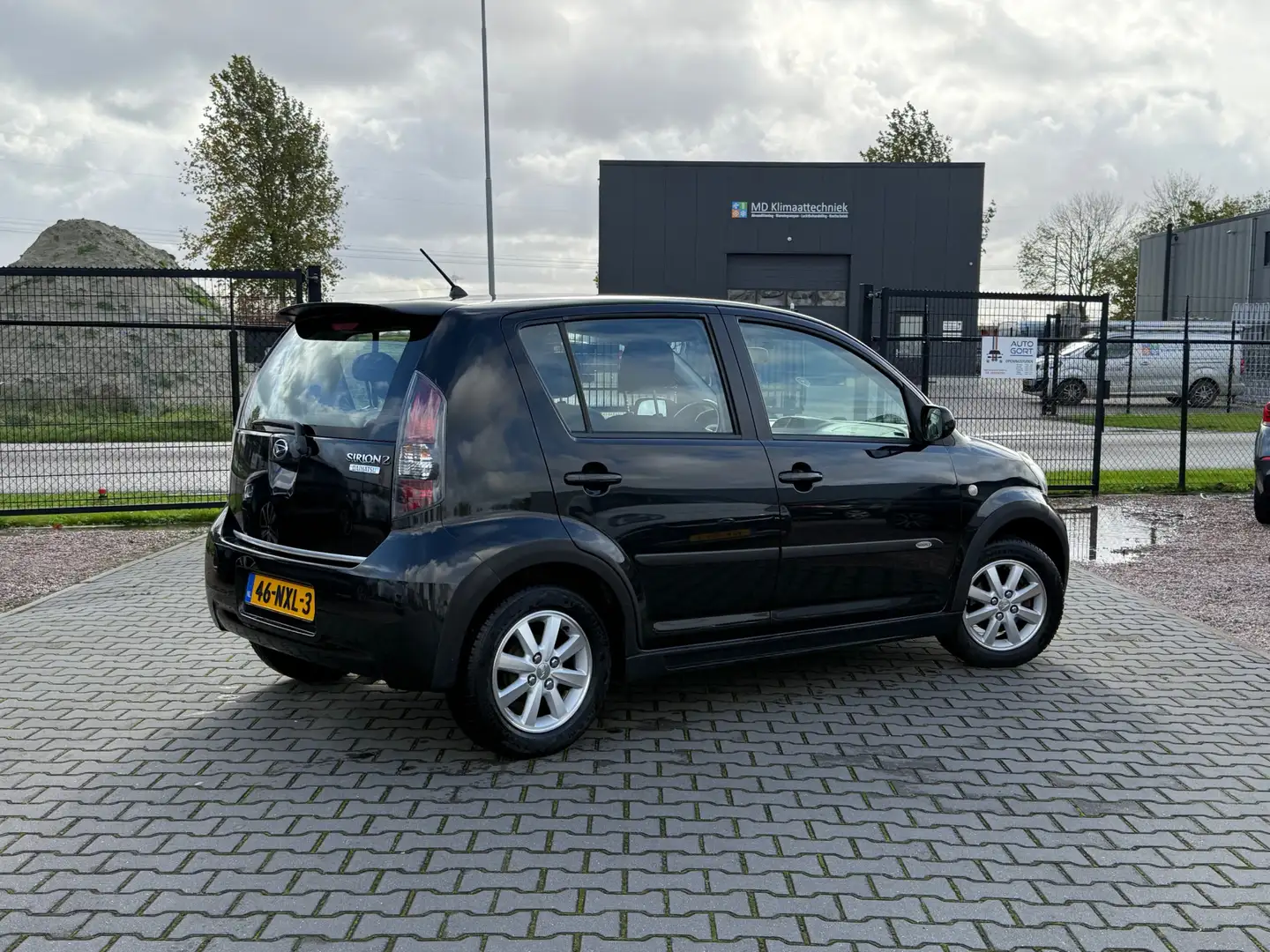 Daihatsu Sirion 2 1.3-16V Supreme | Airco | 5 Deurs | APK 12-2026 Zwart - 2