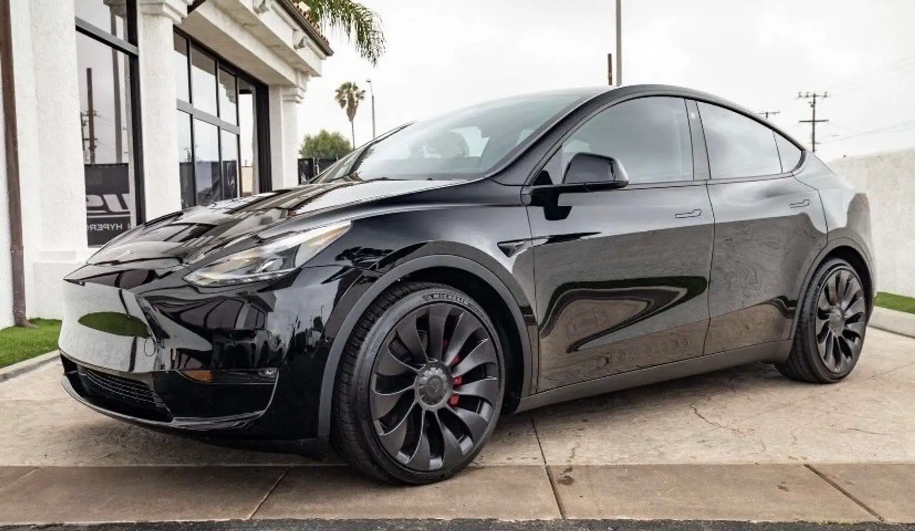 Tesla Model Y Performance AWD - 1