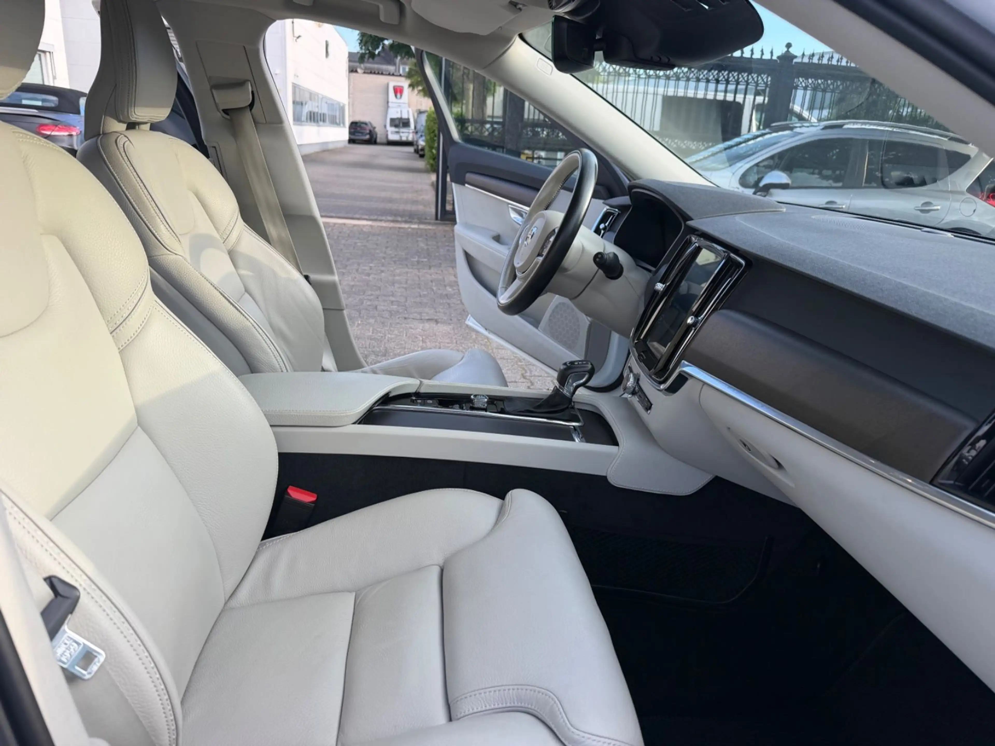Volvo V90 Cross Country AWD — photo 11
