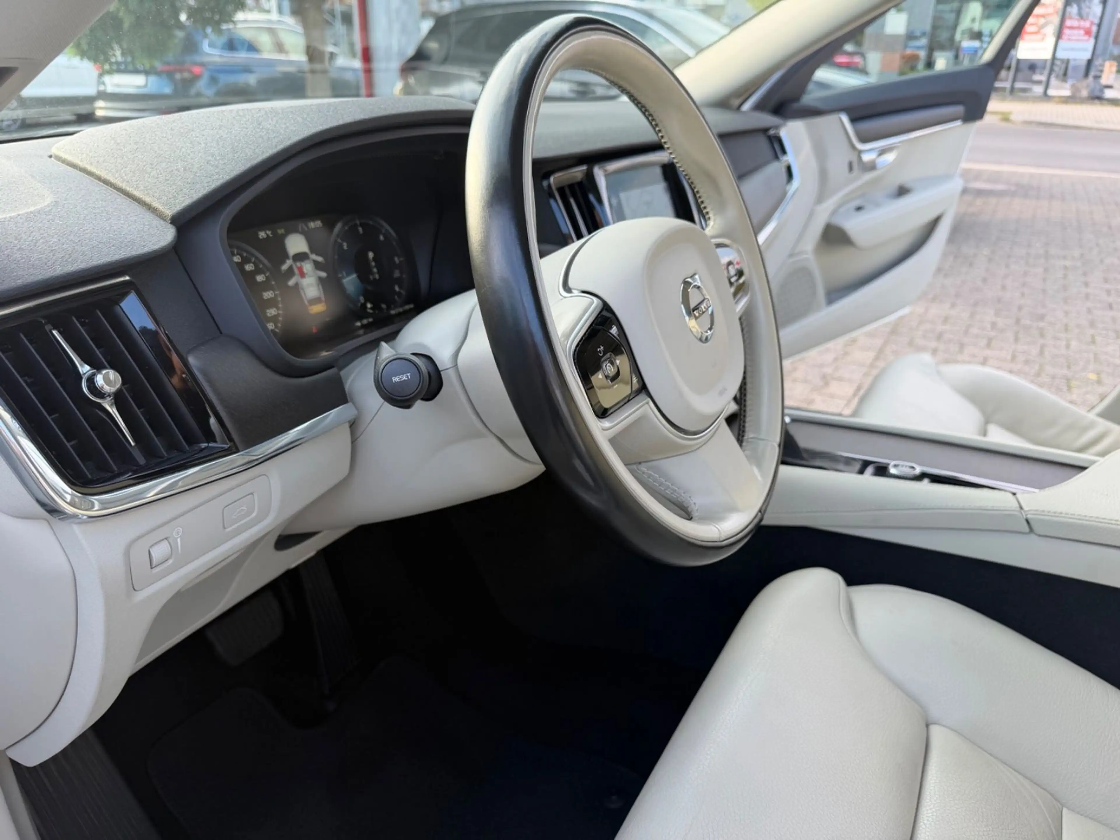 Volvo V90 Cross Country AWD — photo 14