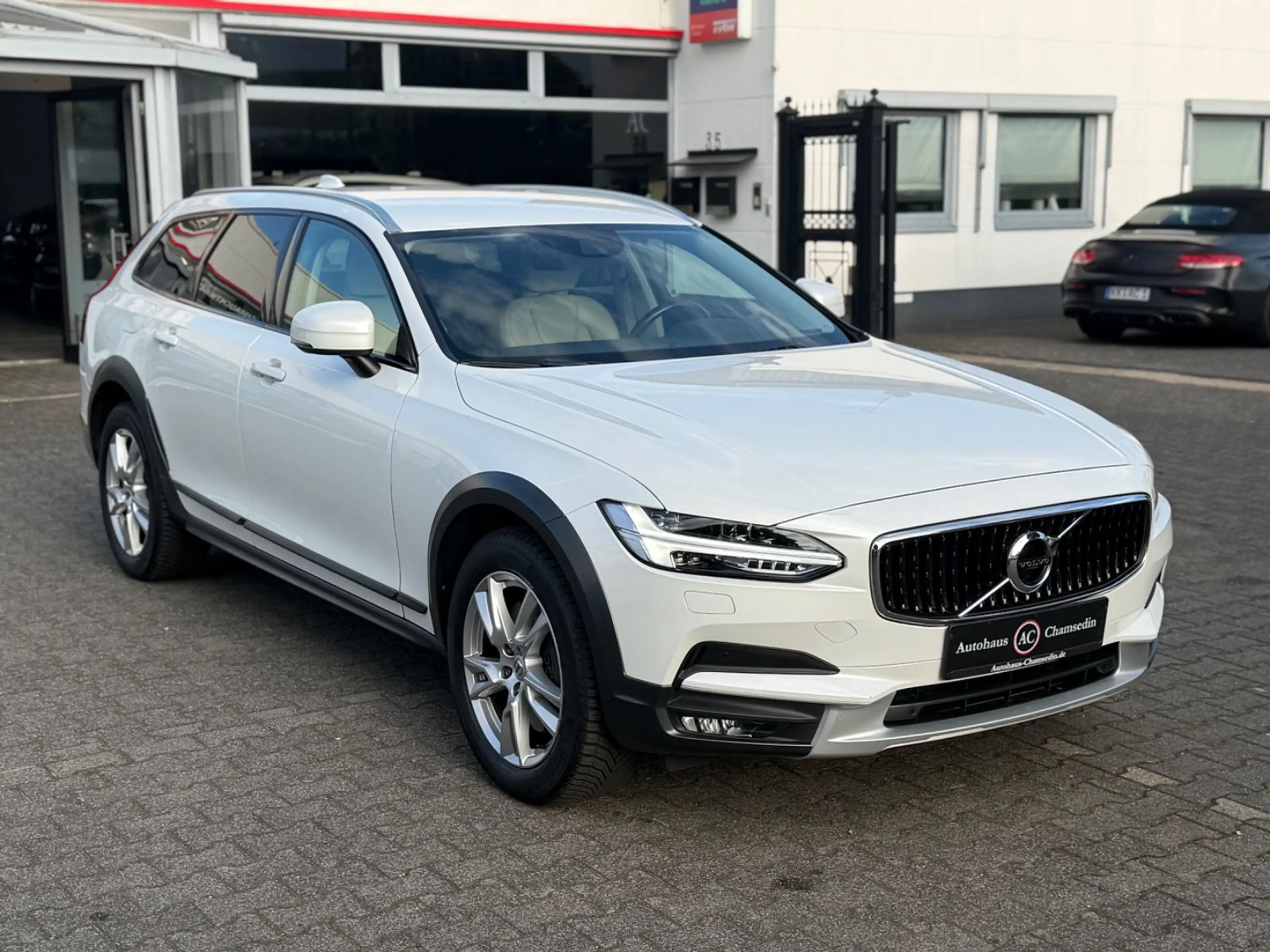 Volvo V90 Cross Country AWD — photo 8