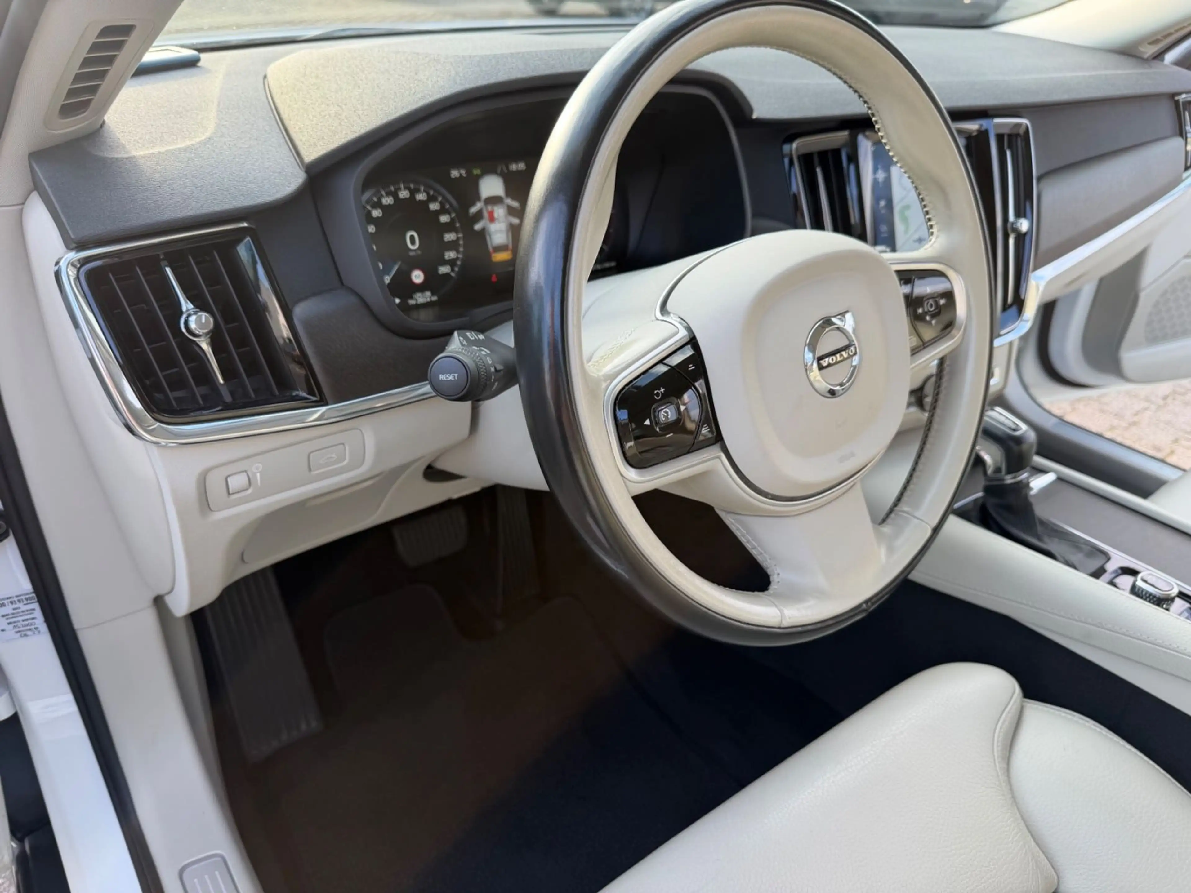 Volvo V90 Cross Country AWD — photo 13
