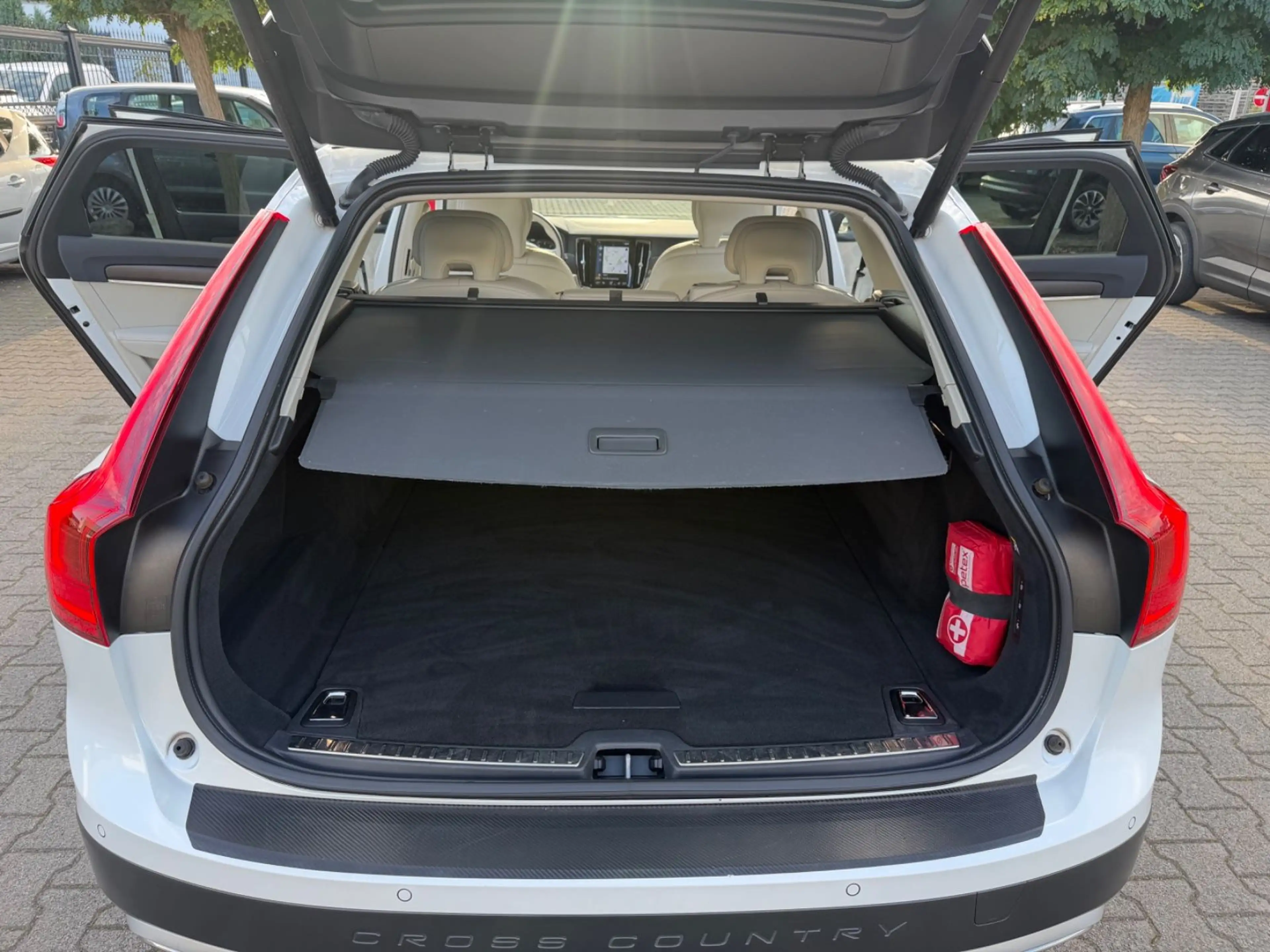 Volvo V90 Cross Country AWD — photo 15