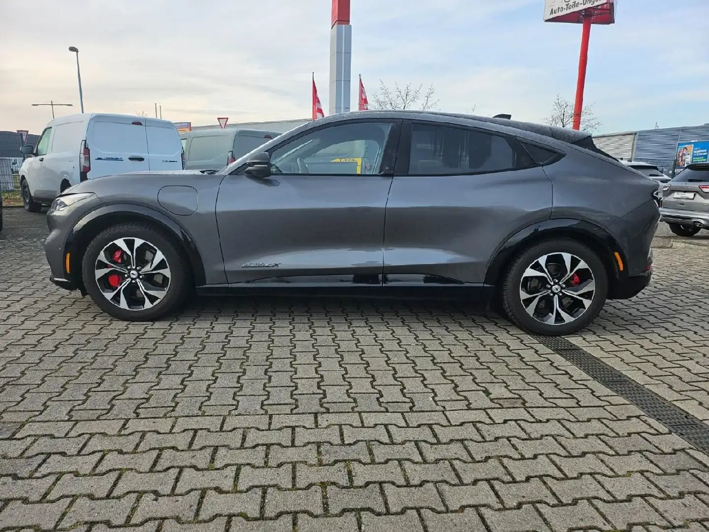 Ford Mustang Mach-E Basis AWD Grau - 2