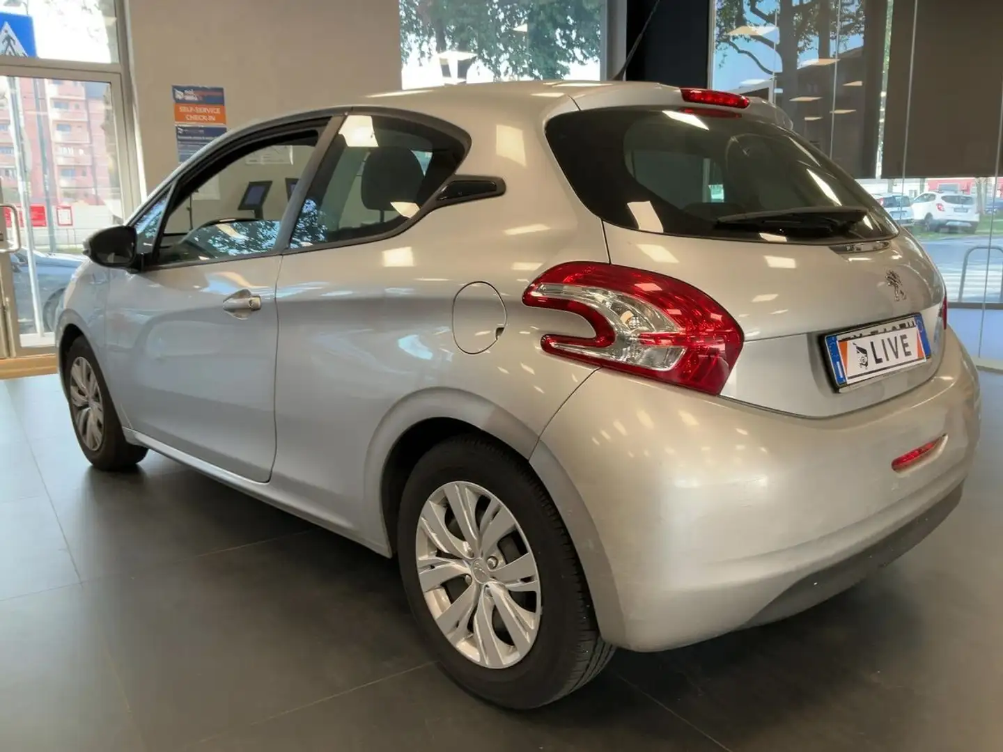Peugeot 208 1.2 VTi 82 CV 3 porte Active Grijs - 2