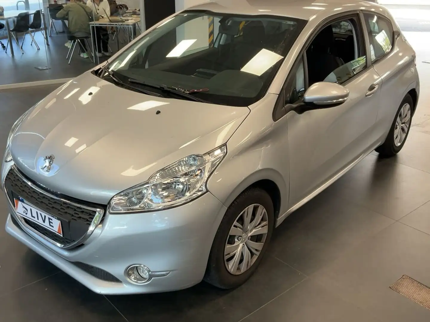 Peugeot 208 1.2 VTi 82 CV 3 porte Active Grijs - 1