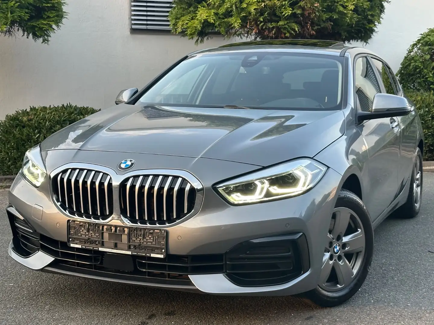 BMW 118 d Advantage*AUTOMATIK*PANORAMA*32-TKM* Grau - 2