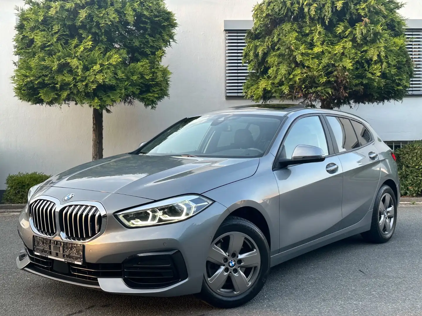 BMW 118 d Advantage*AUTOMATIK*PANORAMA*32-TKM* Grau - 1