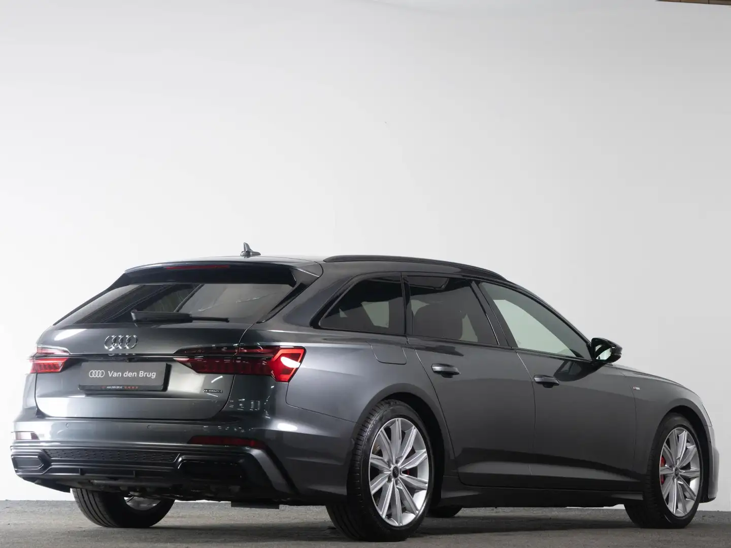 Audi A6 Avant S-Line 55 TFSI e 367 PK QUATTRO Competition Grijs - 2
