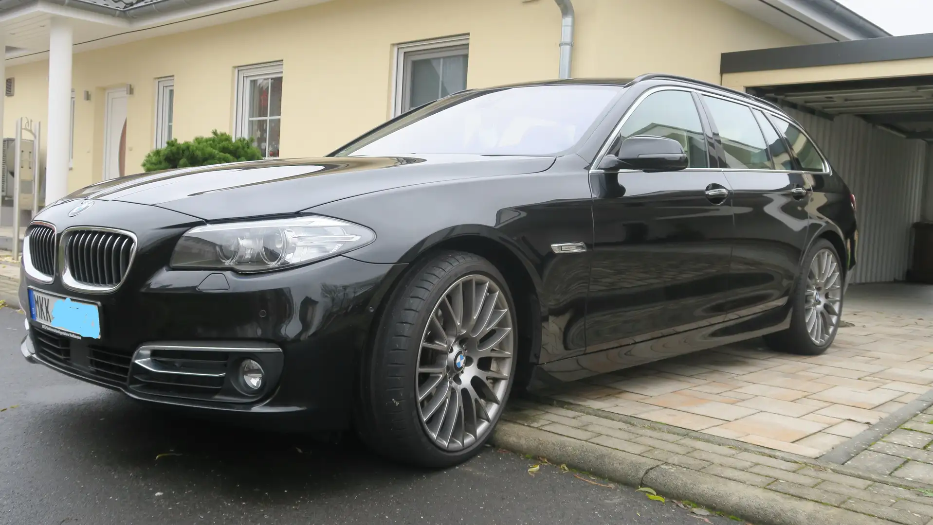 BMW 528 5er 528i Touring Aut. Luxury Line, Pano, 20 Zoll Чорний - 1