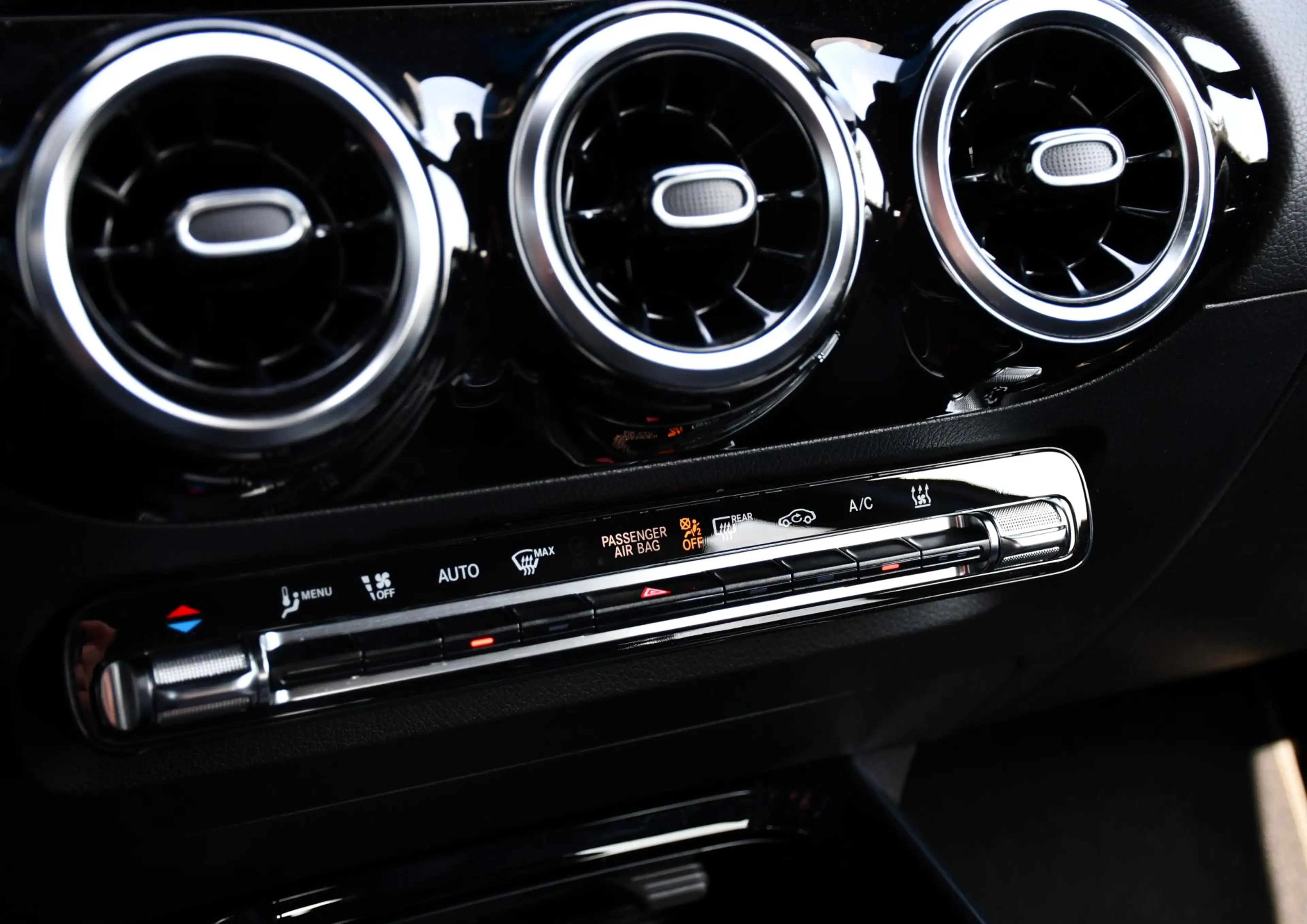 Mercedes-Benz GLA 250 e AMG Line — photo 26