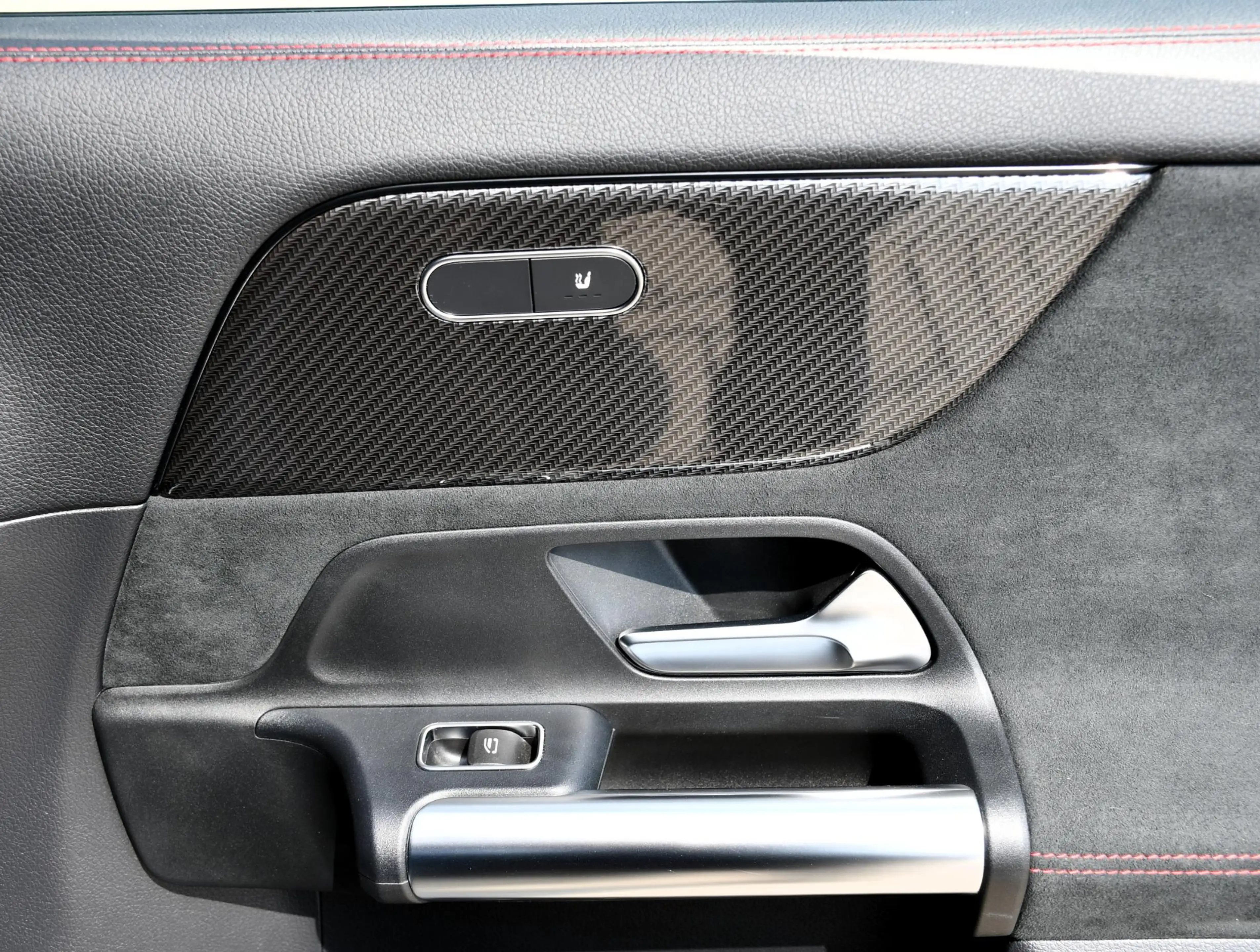 Mercedes-Benz GLA 250 e AMG Line — photo 17