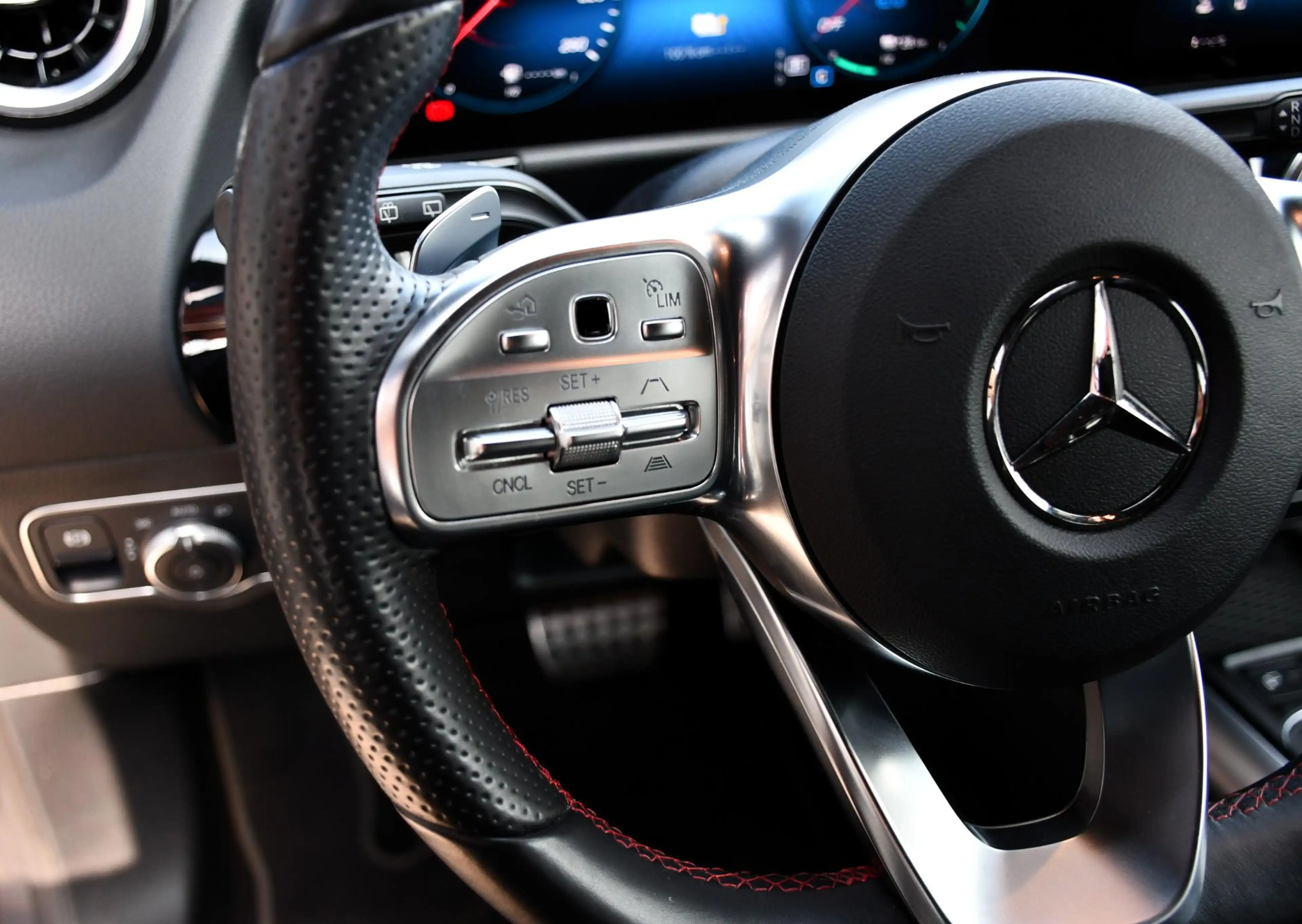Mercedes-Benz GLA 250 e AMG Line — photo 29
