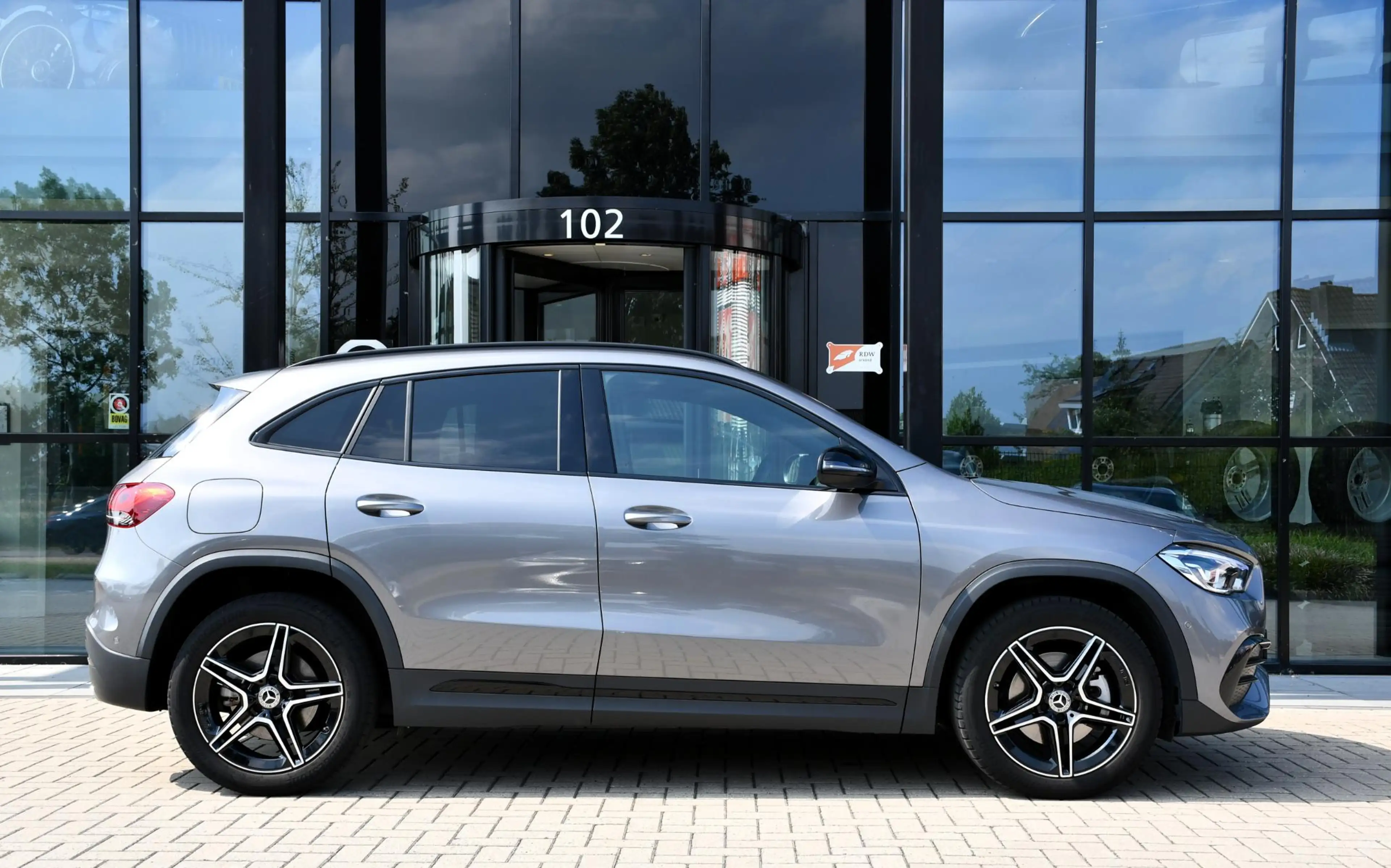 Mercedes-Benz GLA 250 e AMG Line — photo 15