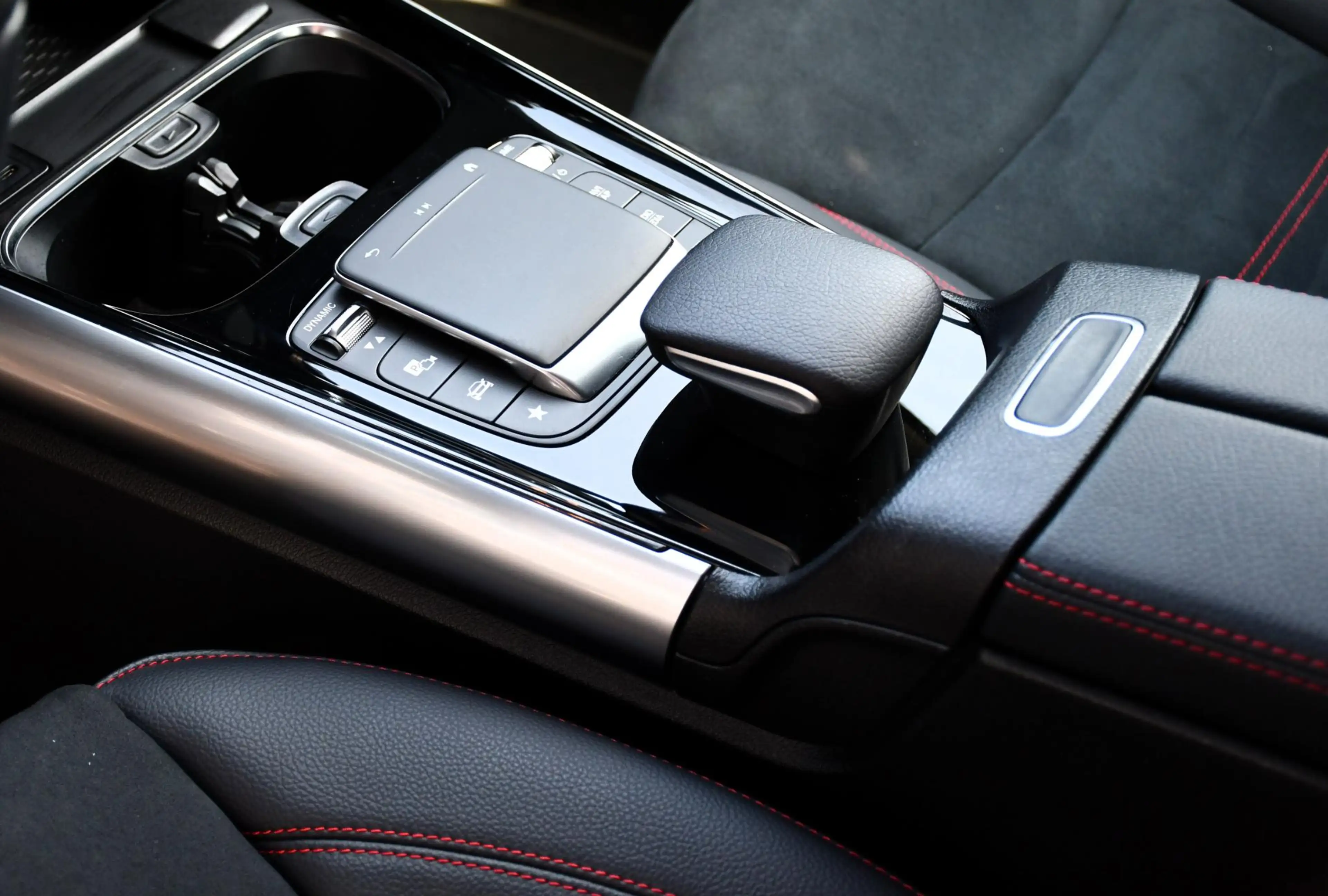 Mercedes-Benz GLA 250 e AMG Line — photo 28