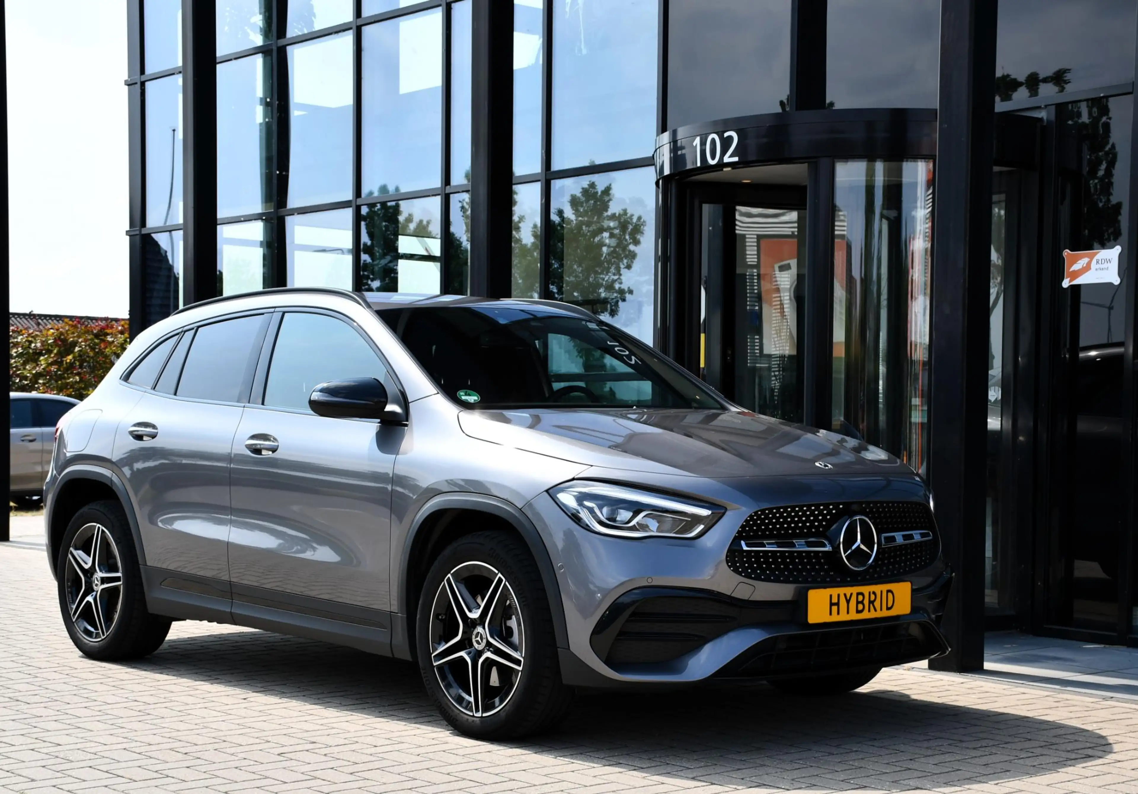 Mercedes-Benz GLA 250 e AMG Line — photo 20