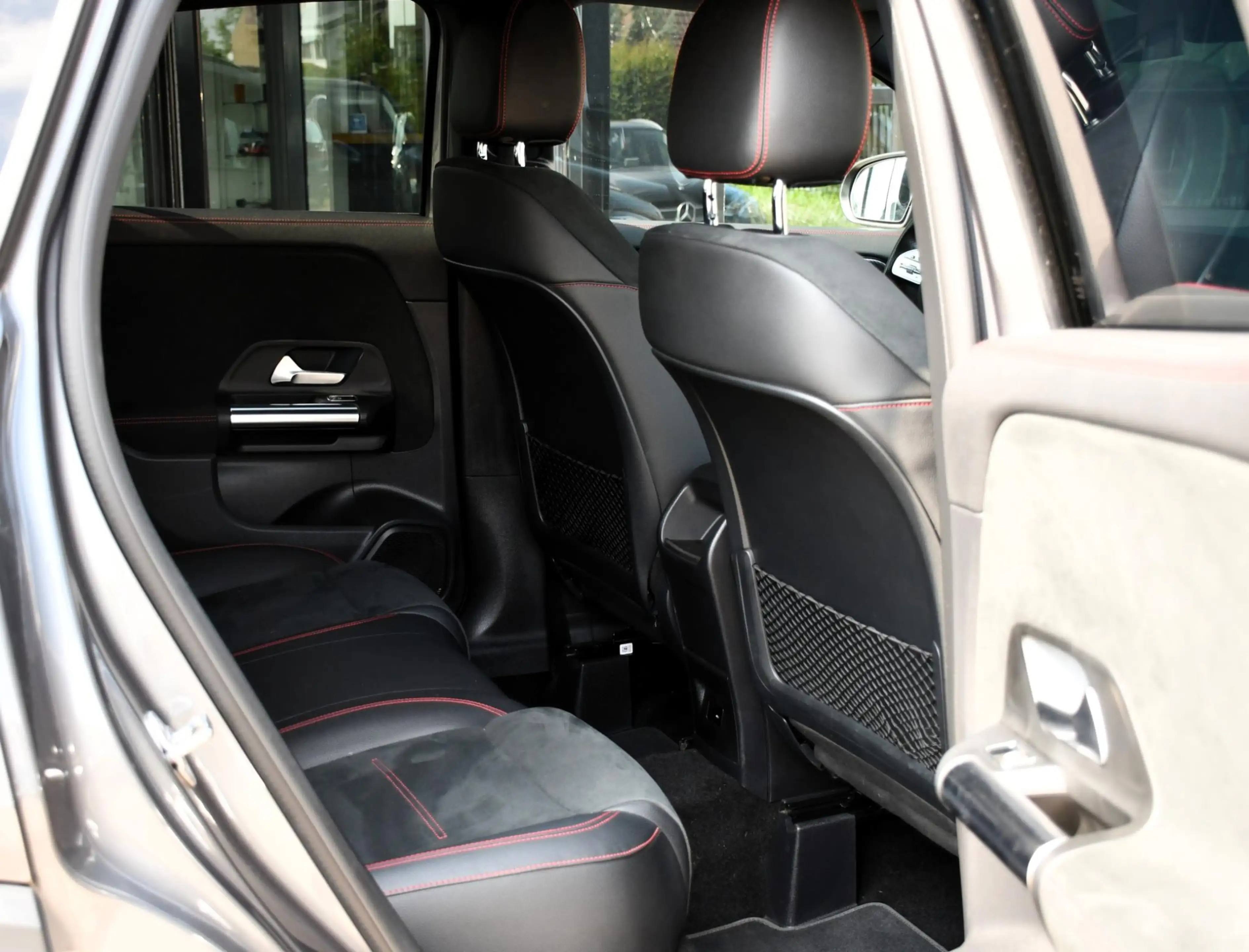 Mercedes-Benz GLA 250 e AMG Line — photo 13