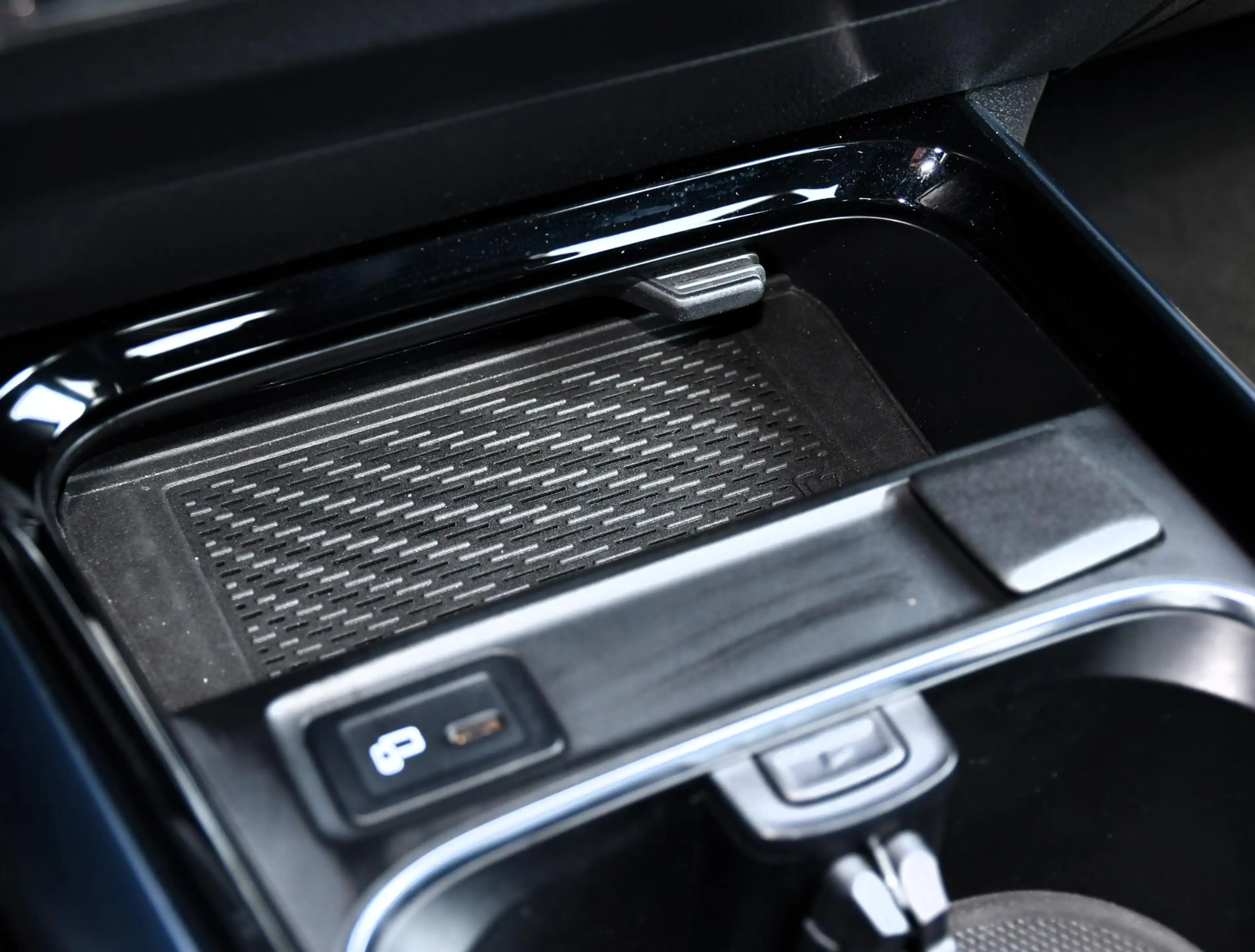 Mercedes-Benz GLA 250 e AMG Line — photo 27