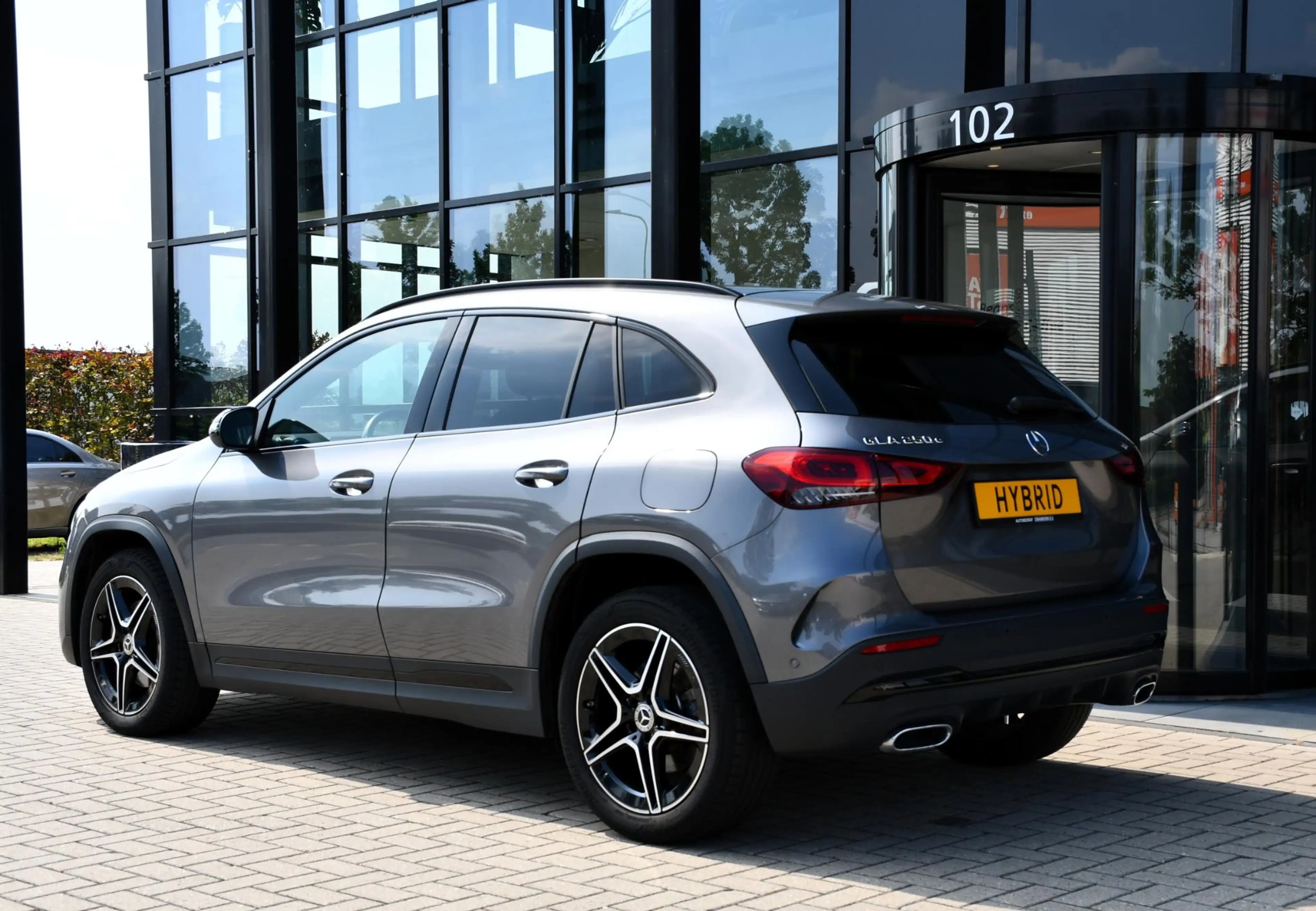 Mercedes-Benz GLA 250 e AMG Line — photo 9