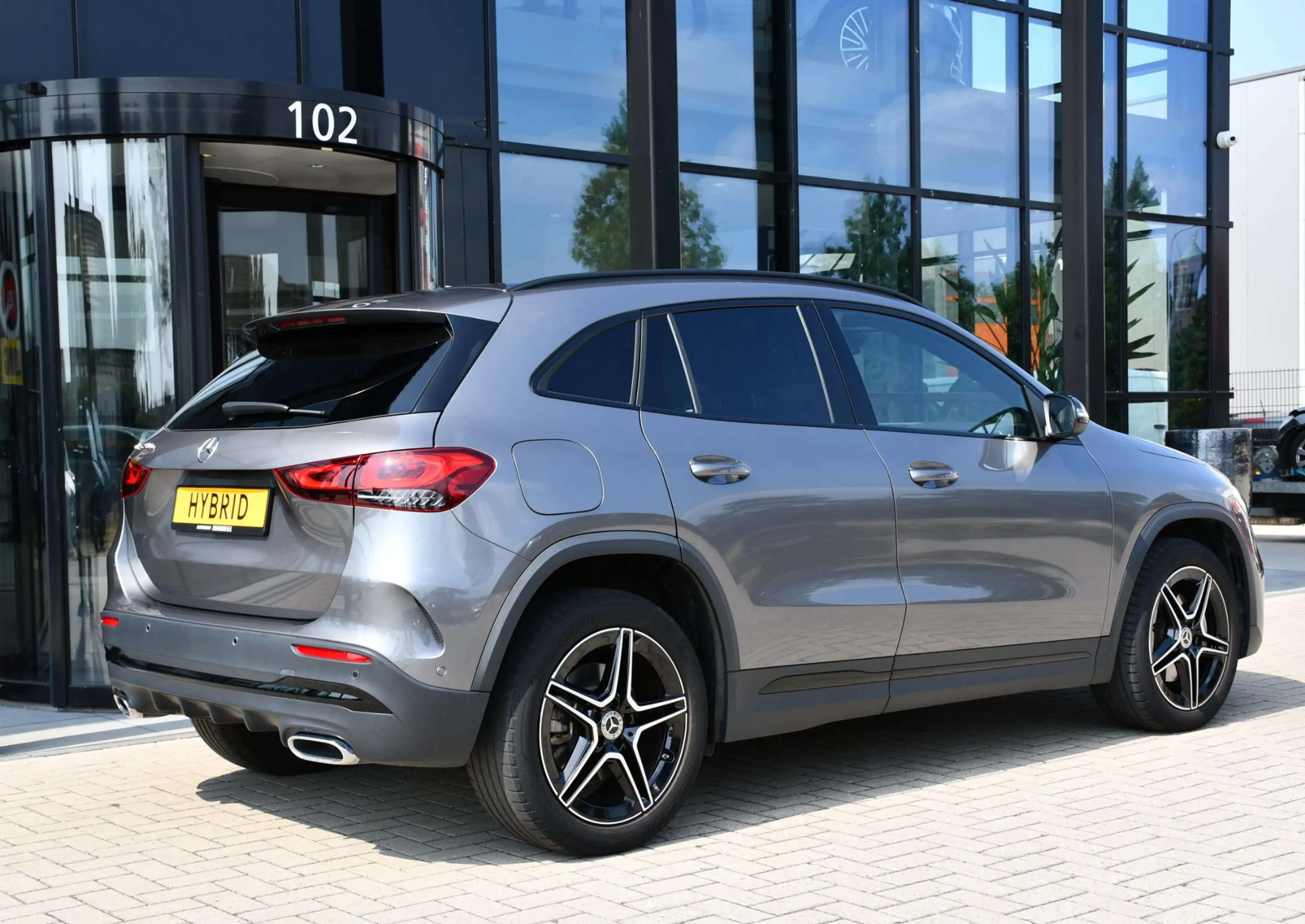 Mercedes-Benz GLA 250 e AMG Line — photo 14