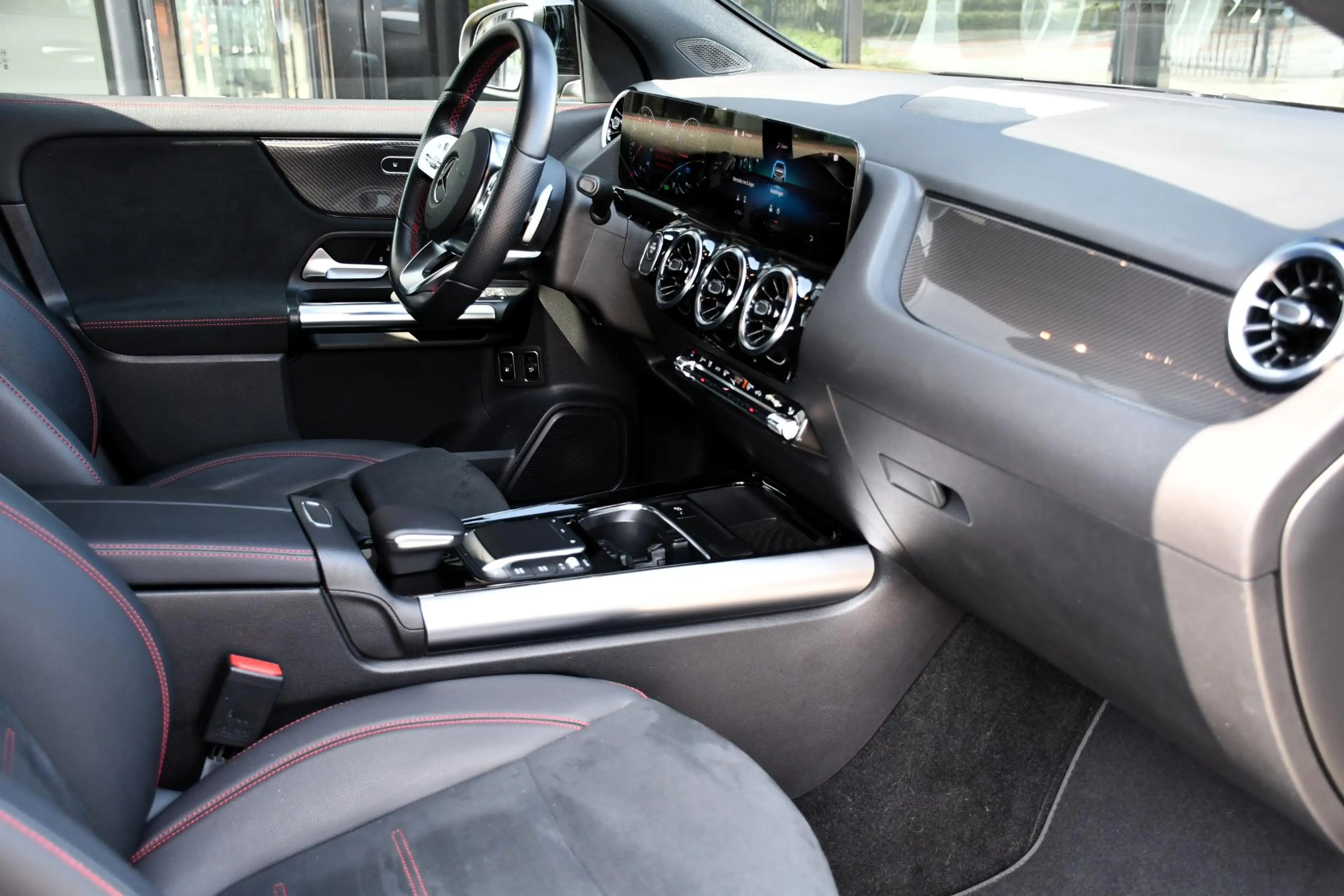 Mercedes-Benz GLA 250 e AMG Line — photo 18