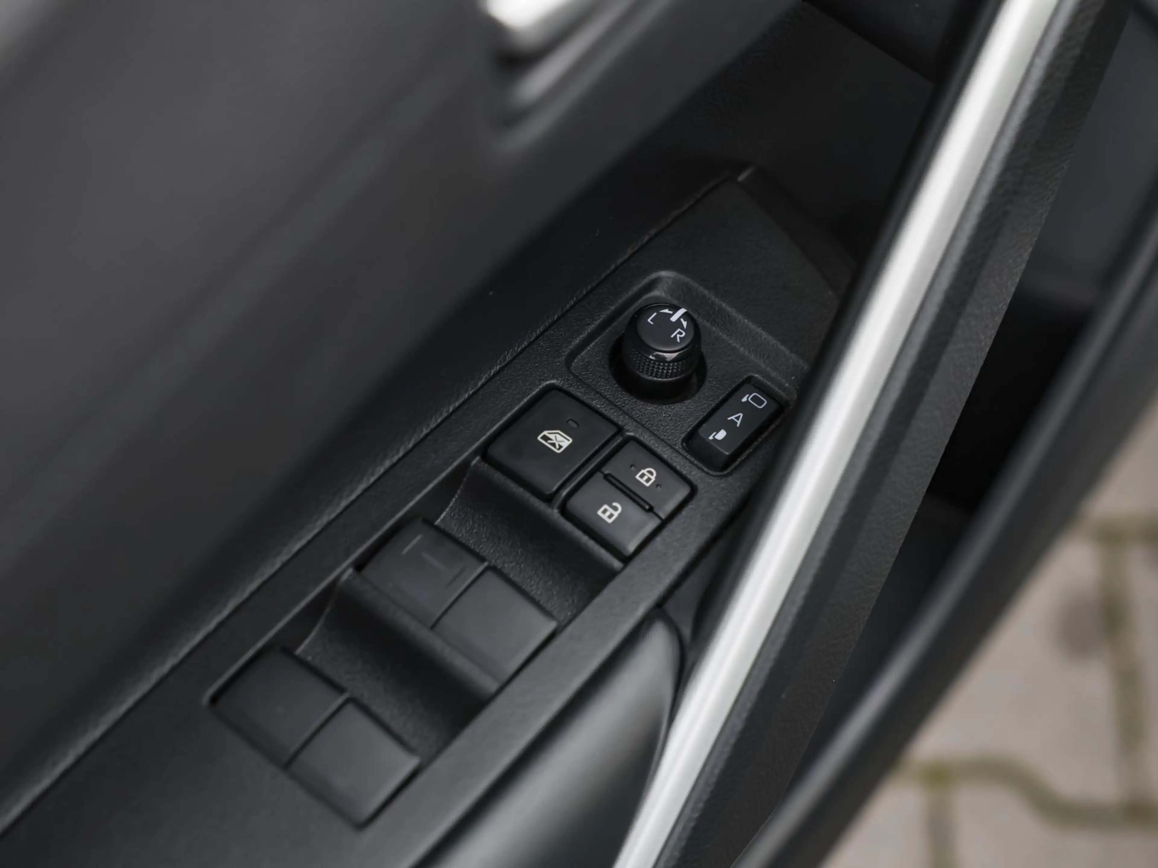 Toyota Corolla Cross Hybrid 4WD Team Deutschland SHZ PANO — photo 9