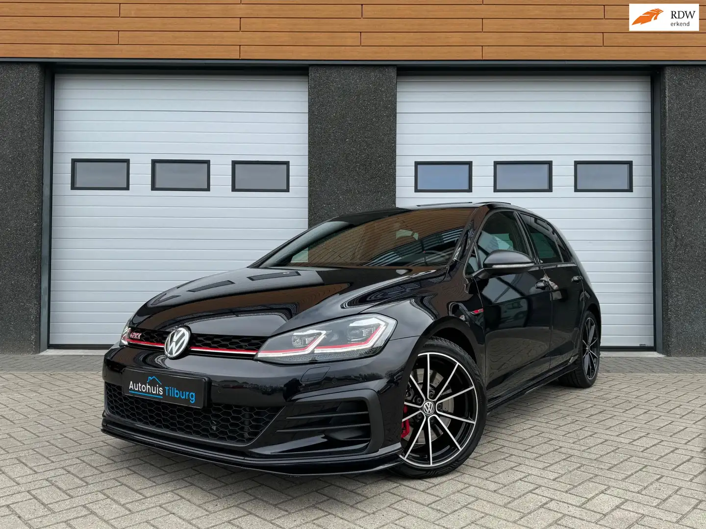Volkswagen Golf GTI 2.0 TSI TCR DSG Pano Keyless ACC DYN Zwart - 1