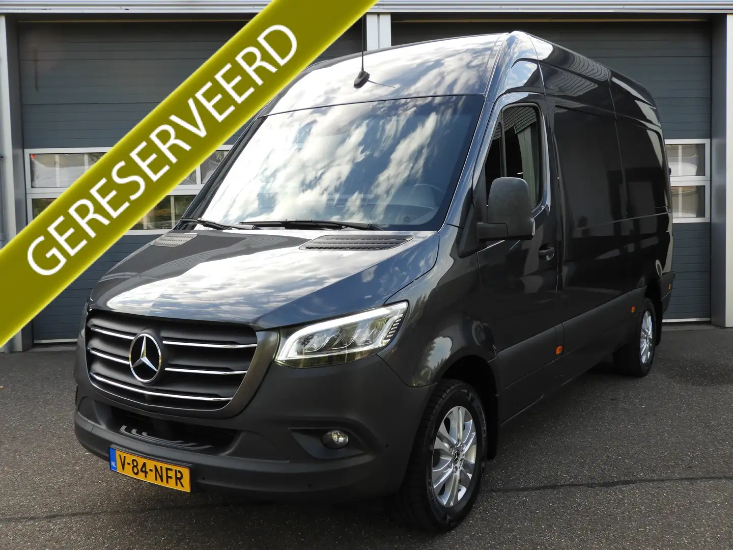 Mercedes-Benz Sprinter 319 3.0 CDI L2H2 AUT | LED | MBUX | 360° | DISTRON Grau - 1