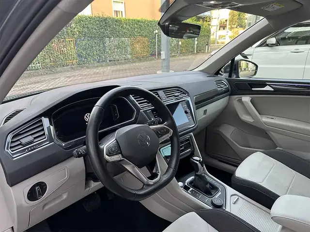 Volkswagen Tiguan view 12
