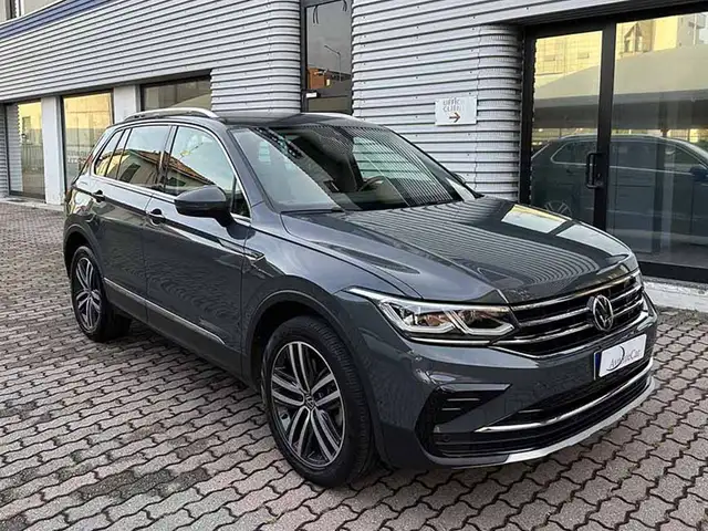 Volkswagen Tiguan view 3