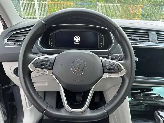 Volkswagen Tiguan view 13