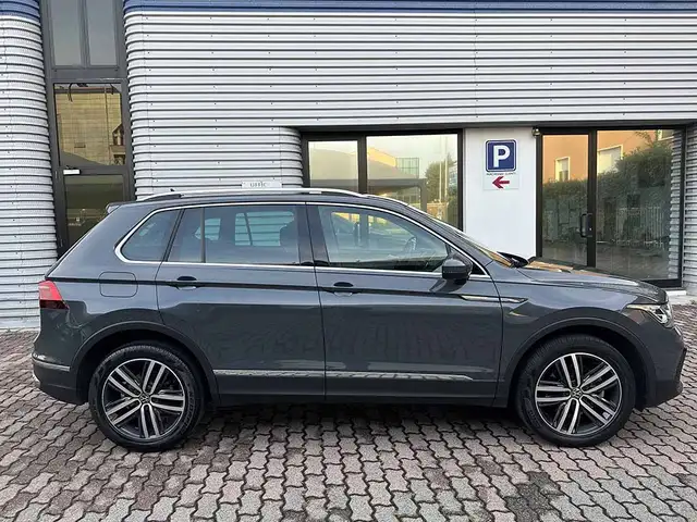 Volkswagen Tiguan view 4