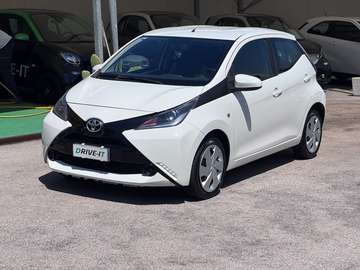 Aygo 5p 1.0 x-play m-mt Automatica